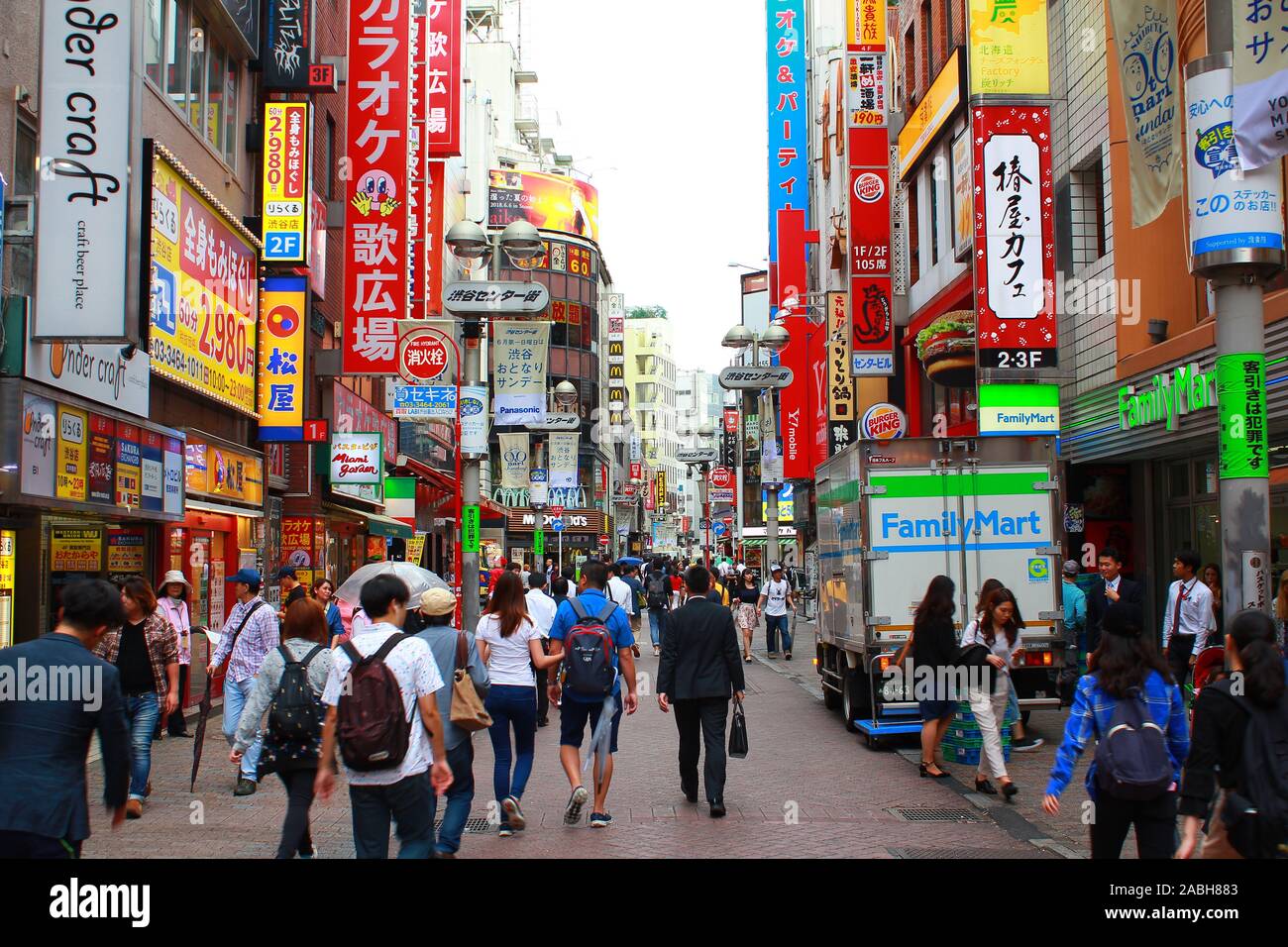 SHIBUYA, Tokio, Japan, 30. Mai 2018: Blick auf das Zentrum Gai (aka Basketball Straße), einer beliebten Straße neben dem Shibuya Crossing in Shibuya, Stockfoto