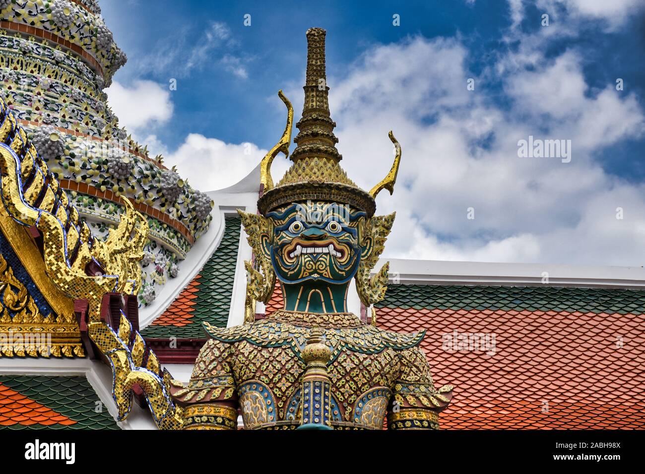 Gigantische Yak, Yaksha Statue mit großen Zähnen, piercing Auge mit dem Schwert in der Hand zum Schutz und zur Bewachung der berühmten Tempel des Emerald Buddha oder Wat Phra Stockfoto