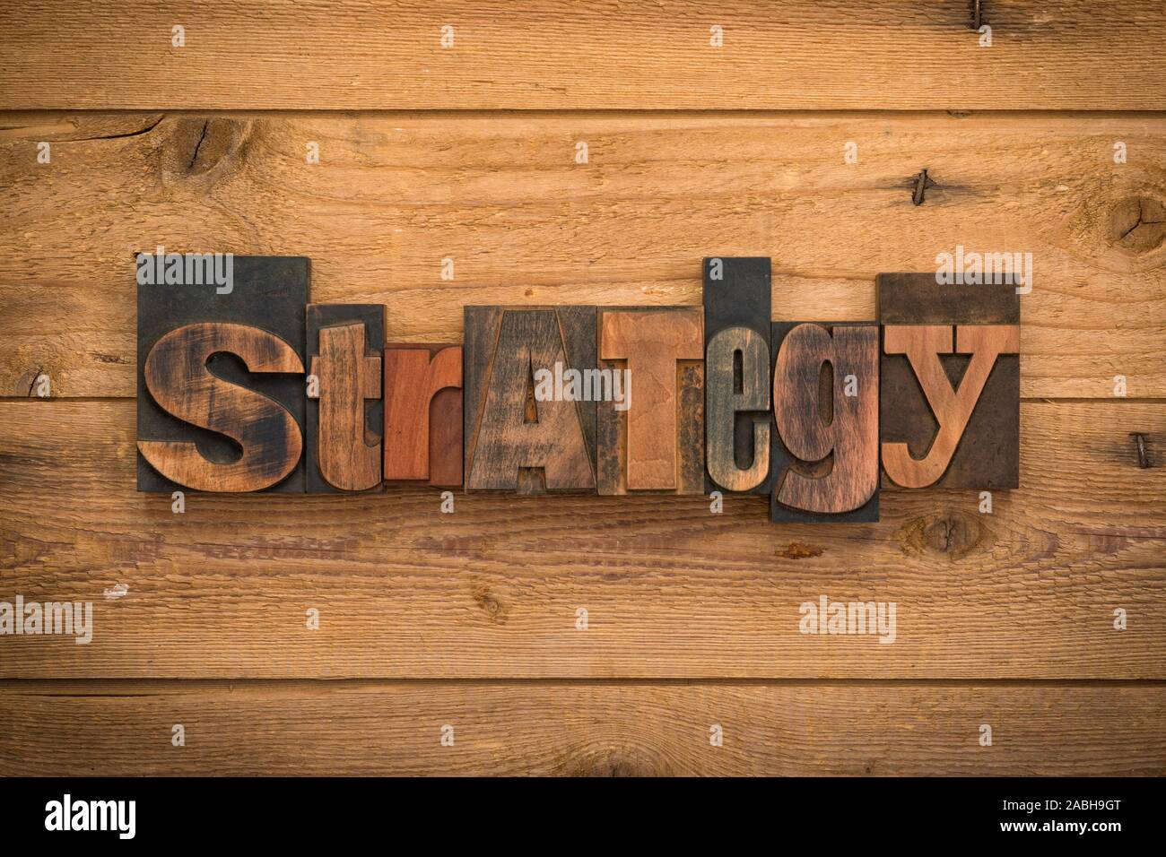 Strategie, einzelnes Wort mit Vintage Buchdruck Blöcke auf rustikalem Holz Hintergrund geschrieben. Stockfoto