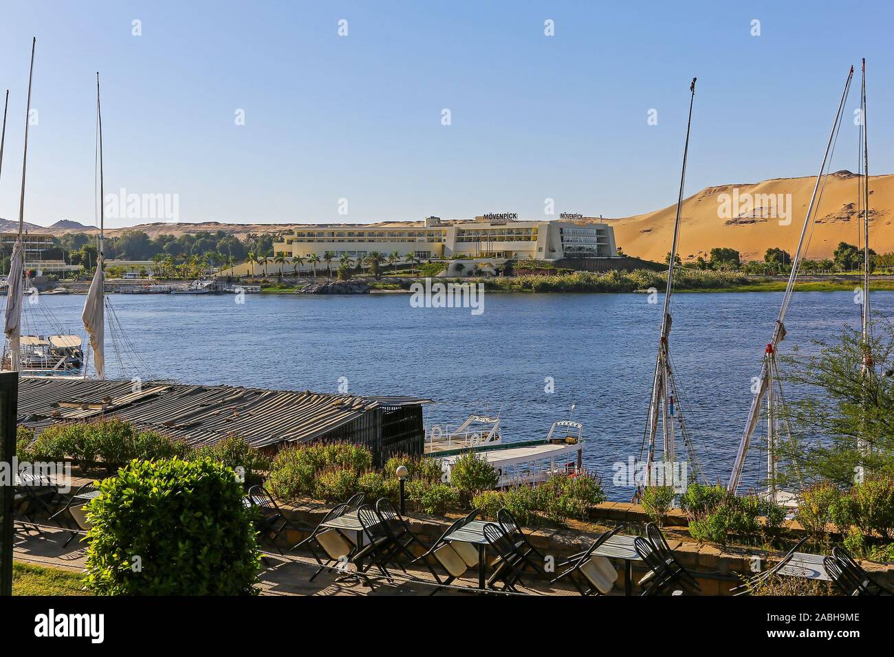 Feluccas, traditionellen Holz- segeln Boote auf dem Nil, mit dem Mövenpick Hotel im Hintergrund, Assuan, Ägypten, Afrika Stockfoto
