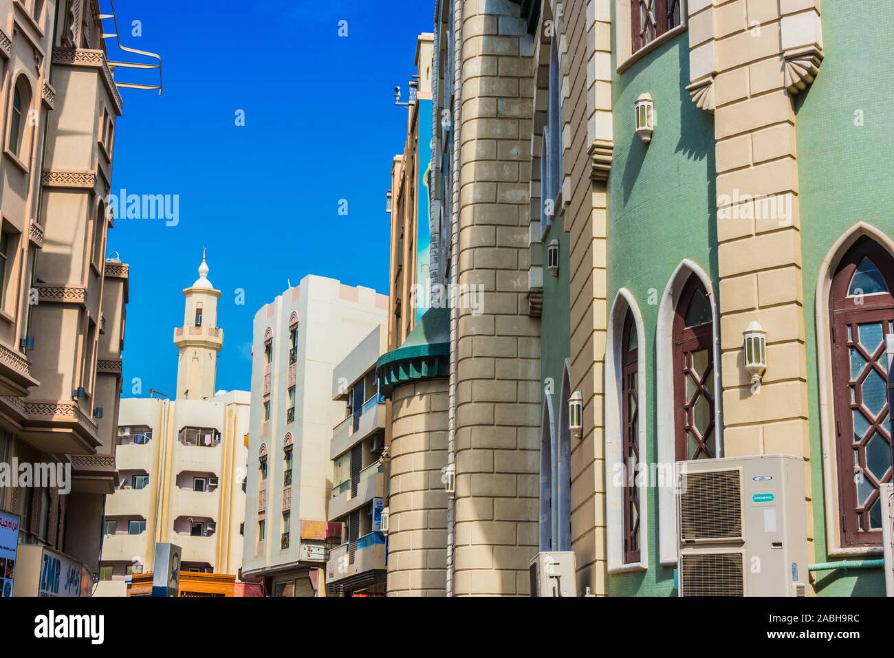 DUBAI, VEREINIGTE ARABISCHE EMIRATE - Februar 9, 2019: Architektur von Al Ras, im westlichen Teil von Deira in der Altstadt von Dubai, VAE Stockfoto