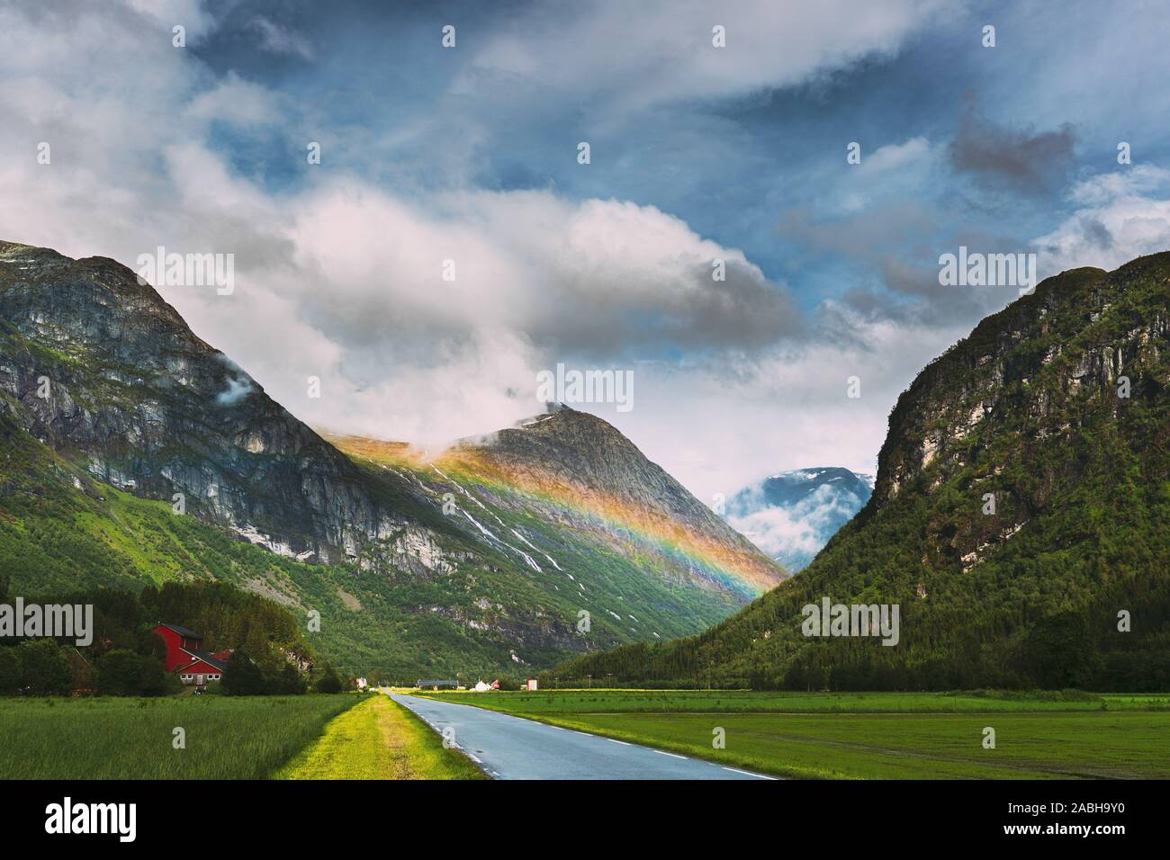 Stardalen, Skei I Jolster, Jostedalsbreen Nationalpark, Norwegen. Schönen Himmel nach dem Regen mit Regenbogen über der norwegischen Landschaft. Landwirtschaftliche EIN Stockfoto