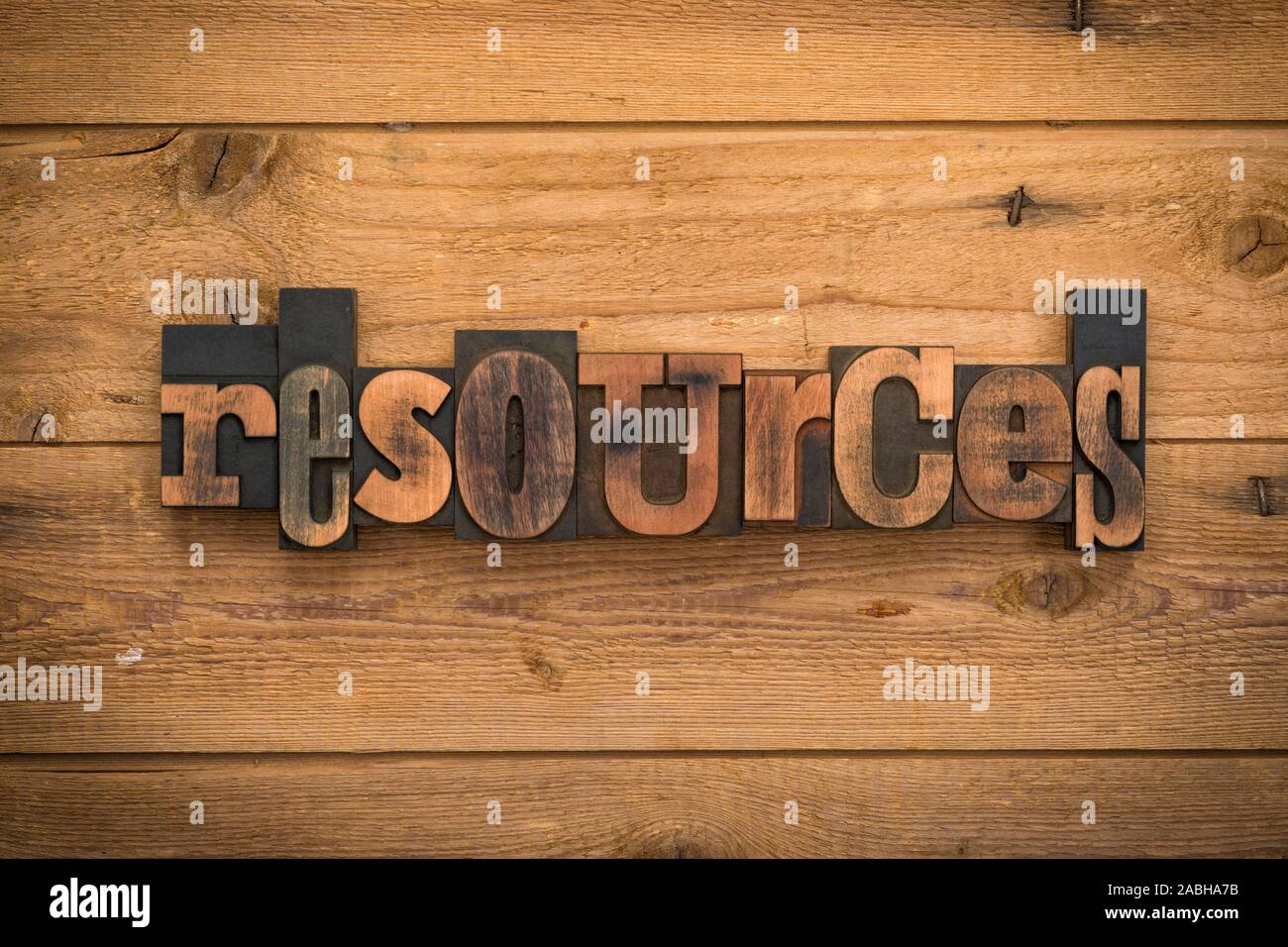 Ressourcen, einzelnes Wort mit Vintage Buchdruck Blöcke auf rustikalem Holz Hintergrund geschrieben. Stockfoto