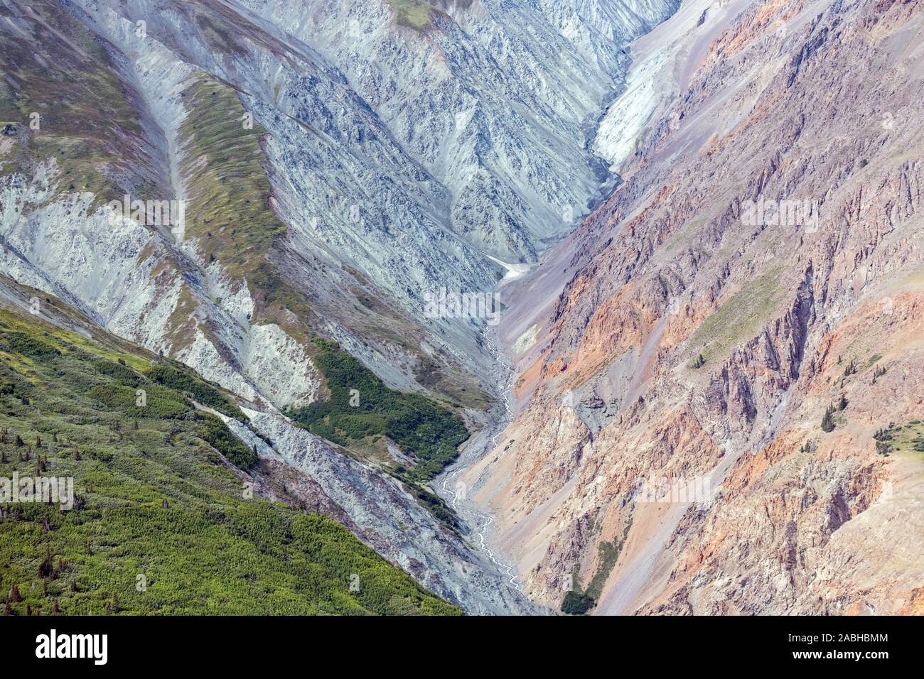 Ein Strom fließt durch den Canyon oberhalb des Alsek River im Kluane National Park, Yukon, Kanada Stockfoto