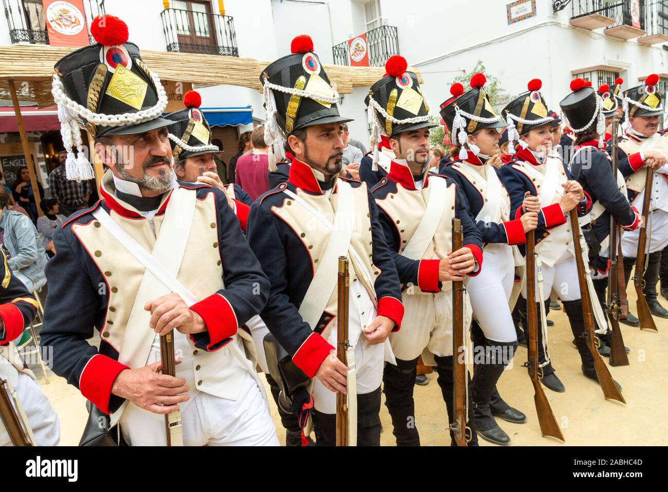 Männer gekleidet als Napoleonische Truppen für das jährliche Re-Enactment der 2. Mai 1810 Französisch Invasion von Algodonales, Andalusien, Spanien Stockfoto