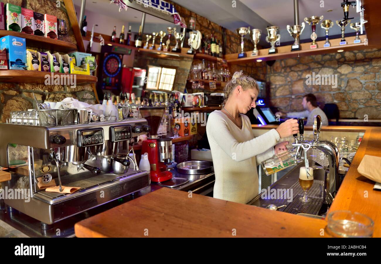 Frau ziehen ein Pint oder tatsächlich einen halben Liter Bier in der Bar Altstadt von Porec, Kroatien Stockfoto