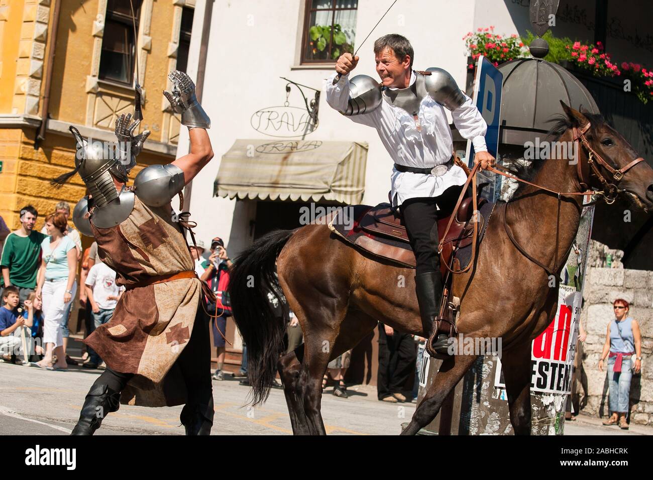 Škofja Loka, Slowenien, 23. Juni 2007: Ritter in einem Turnier Duell kämpfen während eines mittelalterlichen reenactment Event in Škofja Loka, Slowenien, im Jahr 2007. Stockfoto