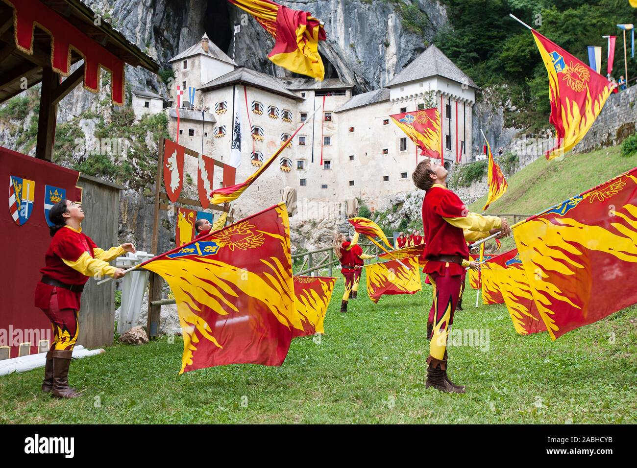 Burg Predjama, Slowenien, 26. Juli 2008: Fahnenschwinger führen Sie an einem Turnier außerhalb der Burg Predjama während eines mittelalterlichen reenactment Event im Jahr 2008. Stockfoto