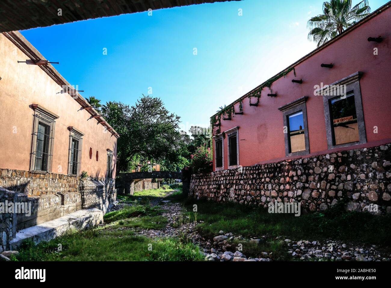 Hacienda De Los Santos. Steinerne Brücke in einem Bach, Kreuze Alamos, Sonora Mexico, eine magische und Kolonialstadt. Diese mexikanische Villa wurde als Real de Los Alamos oder Los Frayles bekannt. Die Stadt Portale. Schatten, Fahren, Reisen, Tourismus, Architektur, Reiseziel im Freien. © (© Foto: LuisGutierrez/NortePhoto.com) Puente de Piedra de Arroyo que cruza por Alamos, Sonora México, Pueblo Mágico y Colonial. Esta Villa Mexicana fue conocido como Real de Los Alamos o de los Frayles. La Ciudad de Los Portales. sombras, manececer, viaje, Turismo, arquitectura, destino Turistico im Freien. © Stockfoto