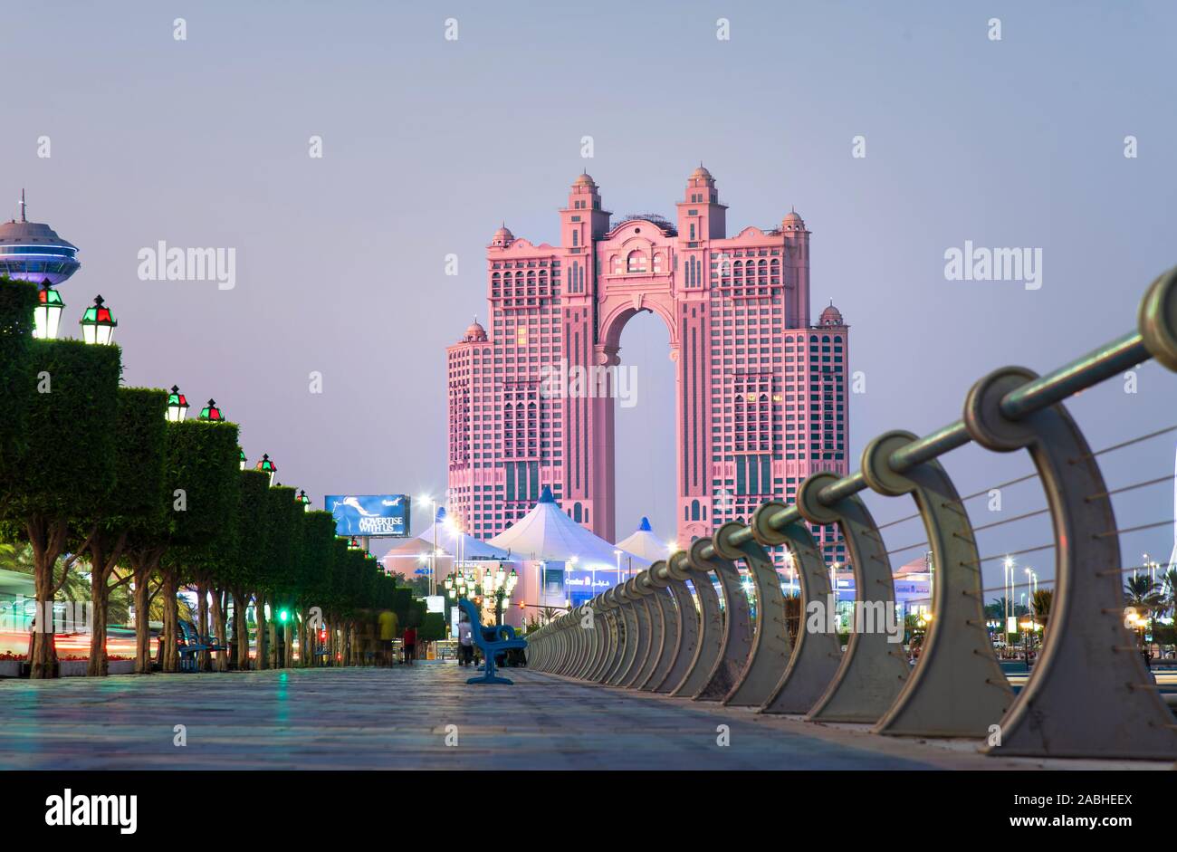 Abu Dhabi, Vereinigte Arabische Emirate - November 2, 2019: Al Marina Insel Wanderweg am Meer in Abu Dhabi bei Sonnenuntergang Stockfoto