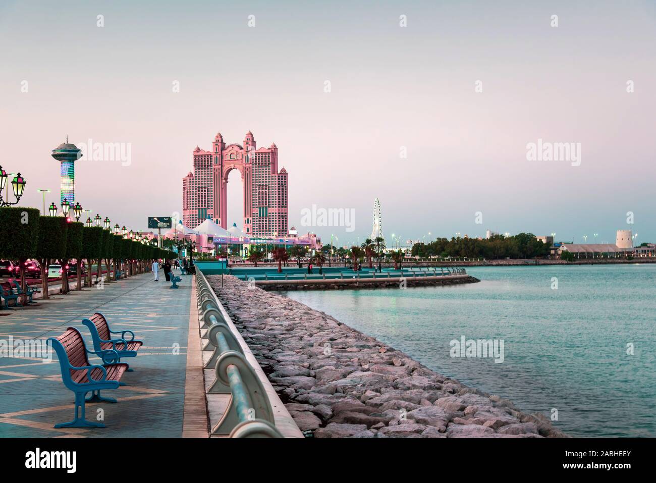 Abu Dhabi, Vereinigte Arabische Emirate - November 2, 2019: Al Marina Insel Wanderweg am Meer in Abu Dhabi bei Sonnenuntergang Stockfoto