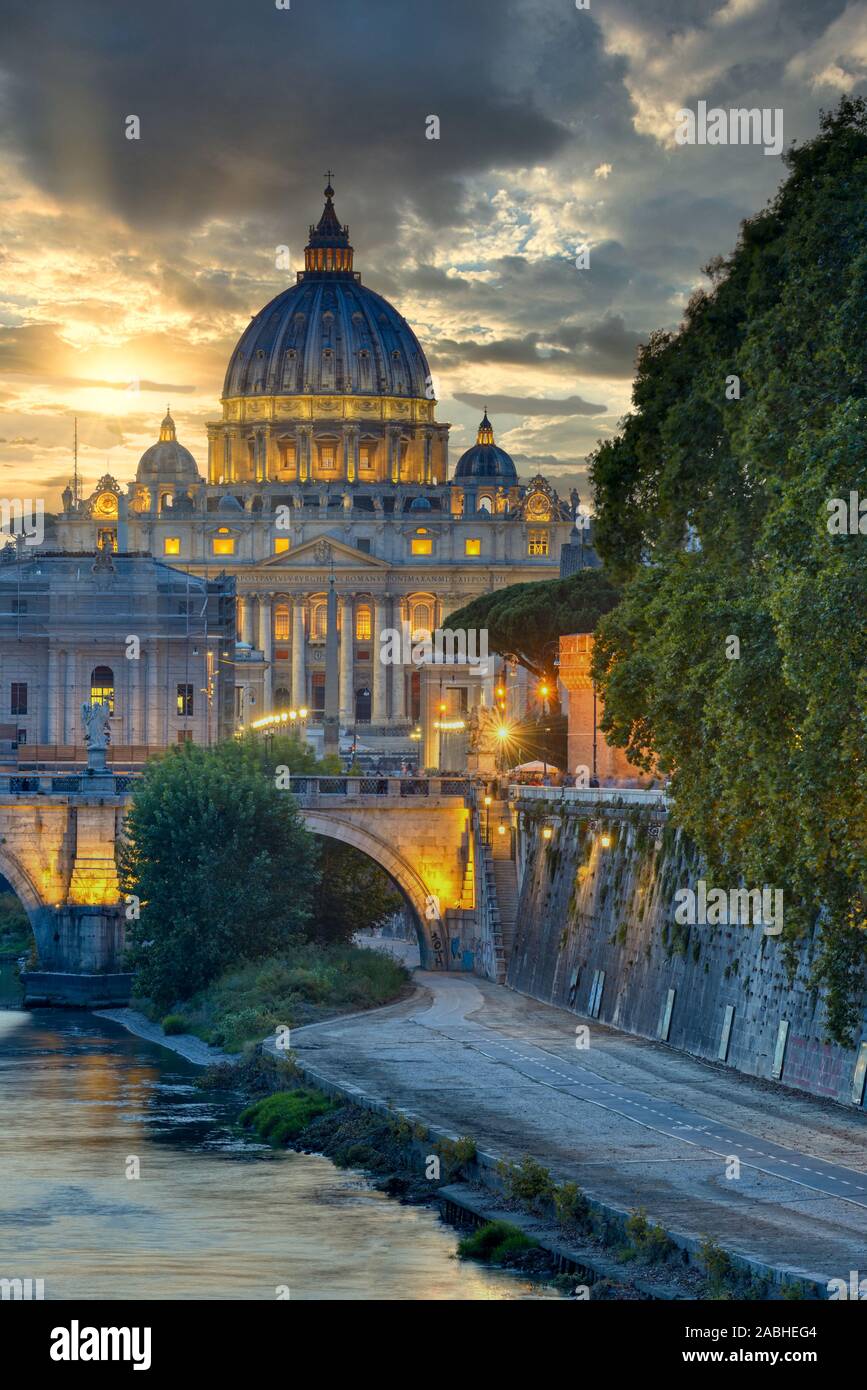 Wunderbare Aussicht auf St. Peter Kathedrale, Rom, Italien. Abendlicht. Stockfoto