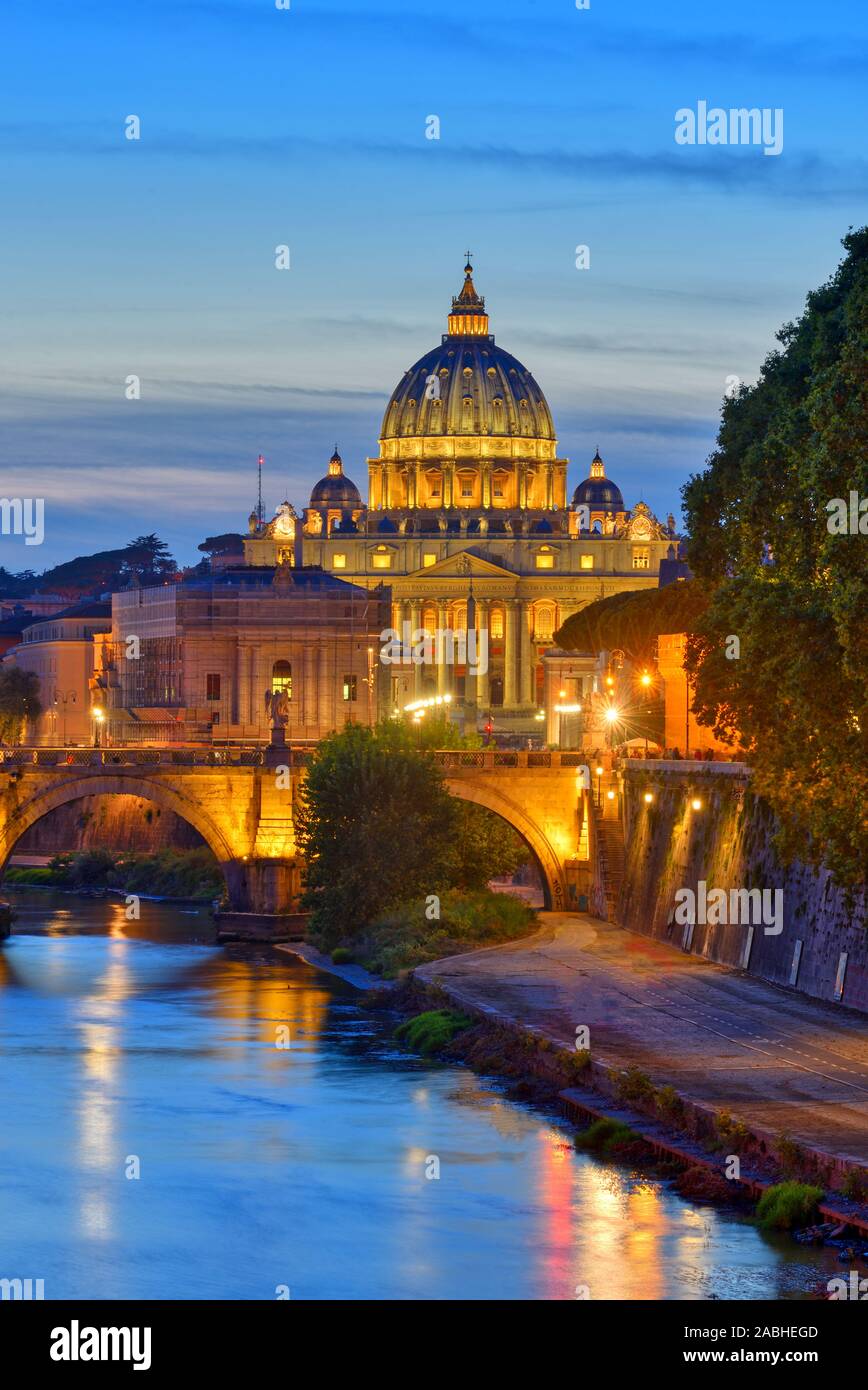 Wunderbare Aussicht auf St. Peter Kathedrale, Rom, Italien. Abendlicht. Stockfoto