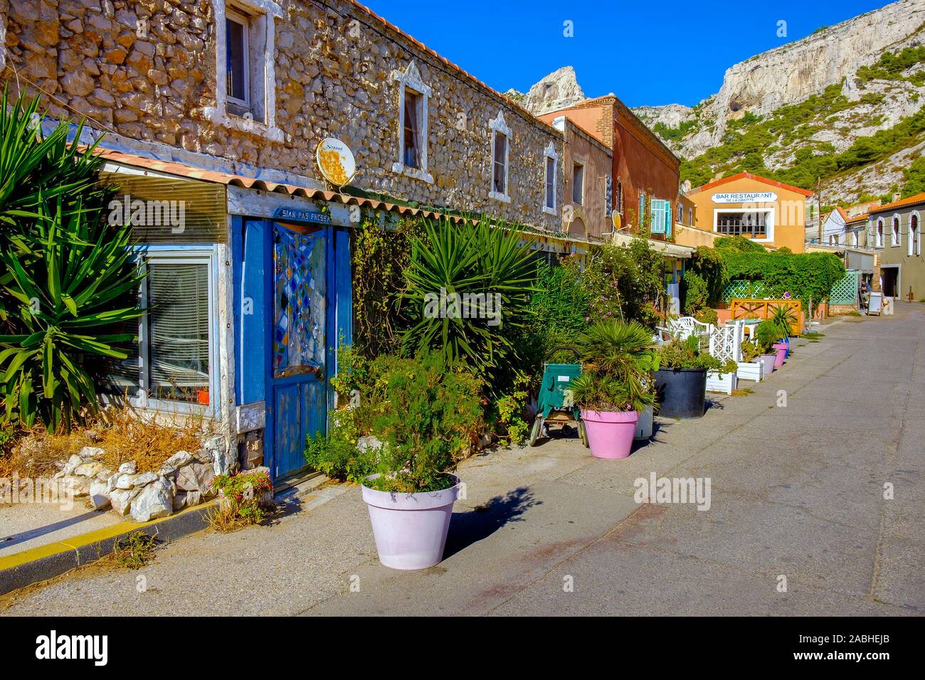 Marseille, Frankreich, September 2019, eine geschmückte Straße mit Pflanzen am Boulevard Alexandre Delabre bei Callelongue Port Stockfoto