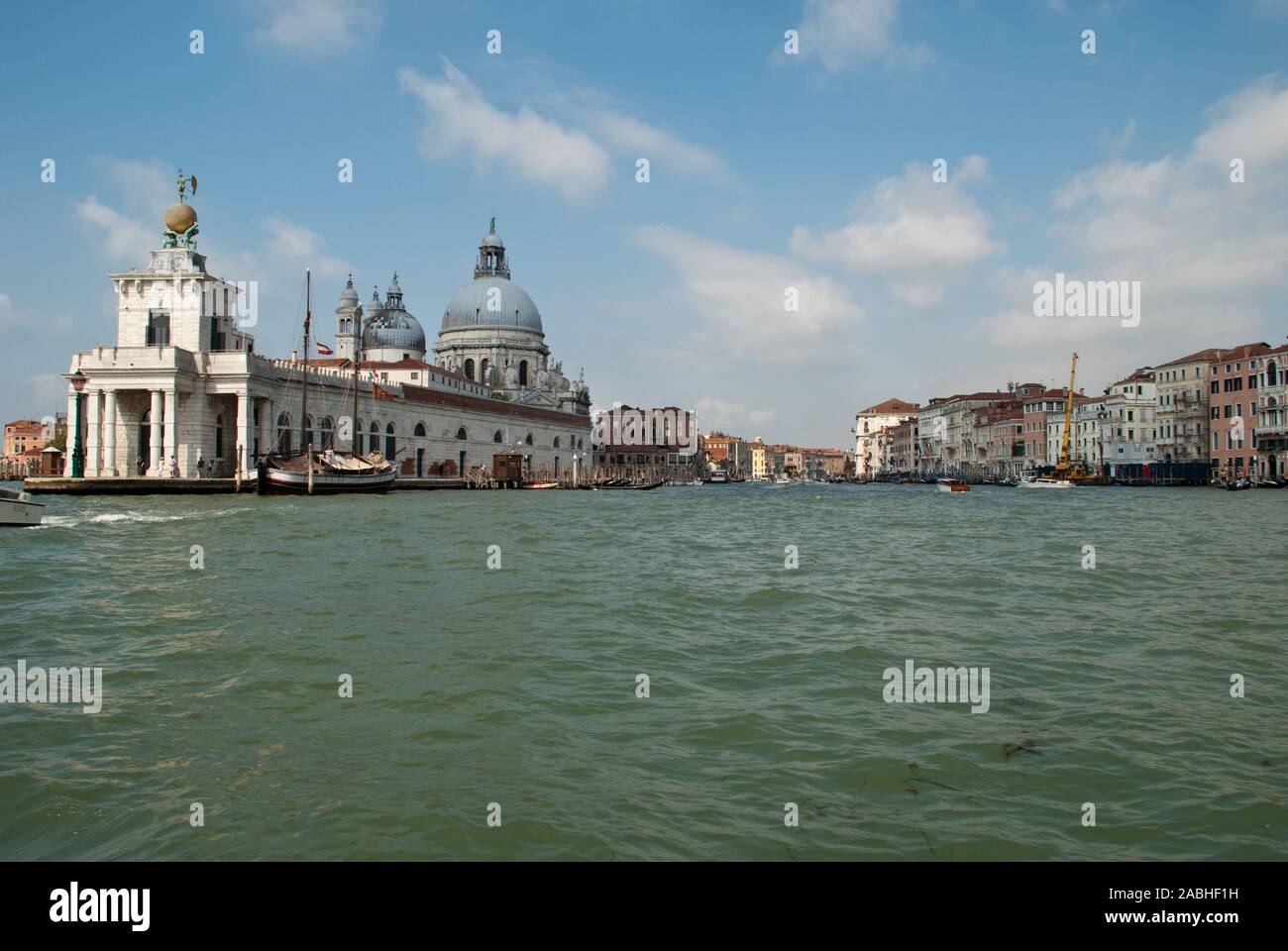 Venedig, Italien: Basilica di Santa Maria della Salute und Punta della Dogana, Blick von einem Boot in den Grand Canal Stockfoto