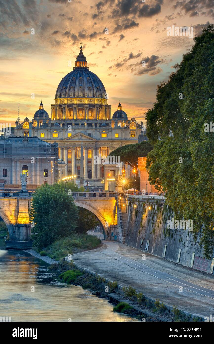 Wunderbare Aussicht auf St. Peter Kathedrale, Rom, Italien. Abendlicht. Stockfoto