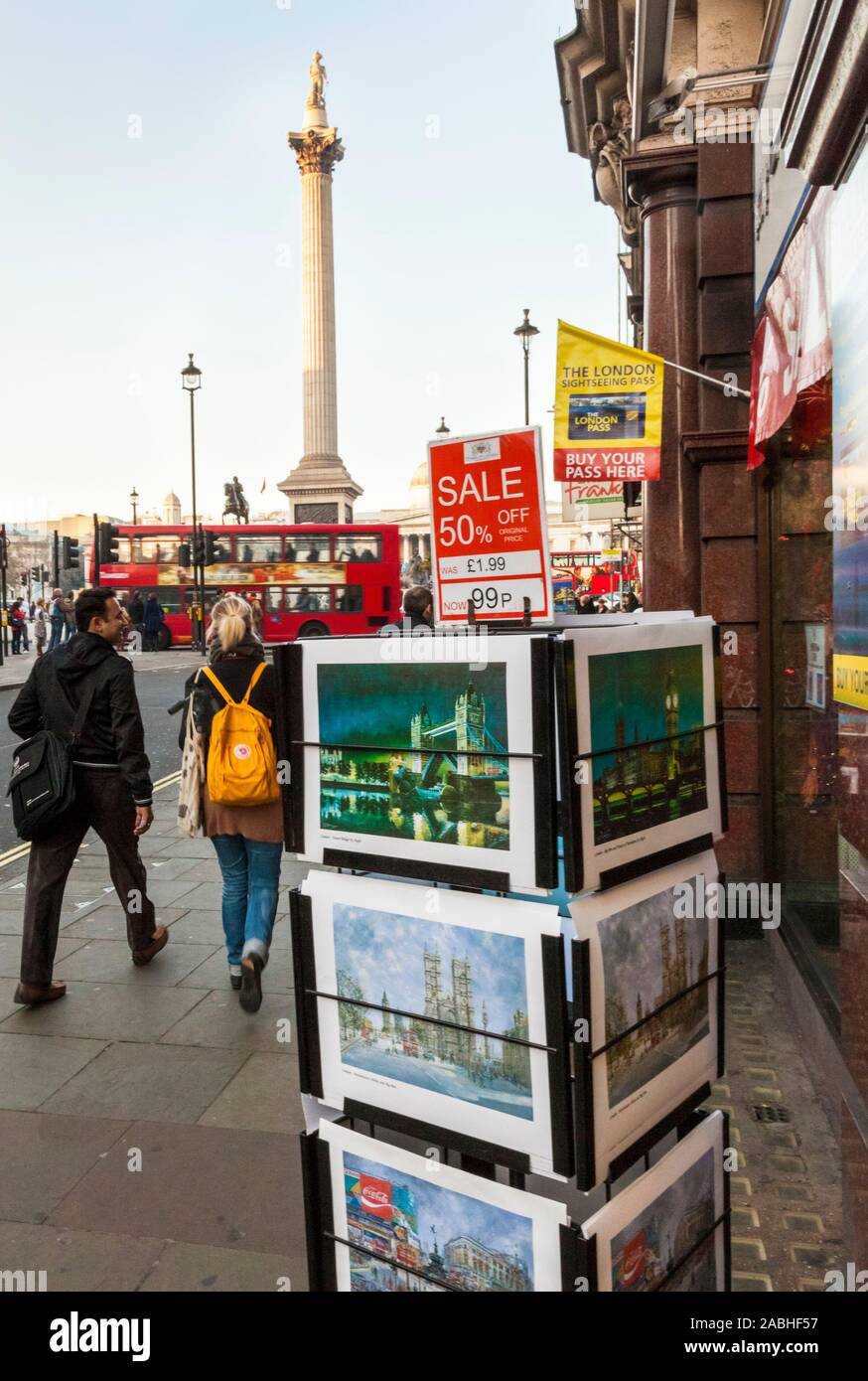Die London Street Szene mit Bilder von London Szenen, Attraktionen und Ansichten zu verkaufen, in der Nähe von Trafalgar Square, London, England, Großbritannien Stockfoto