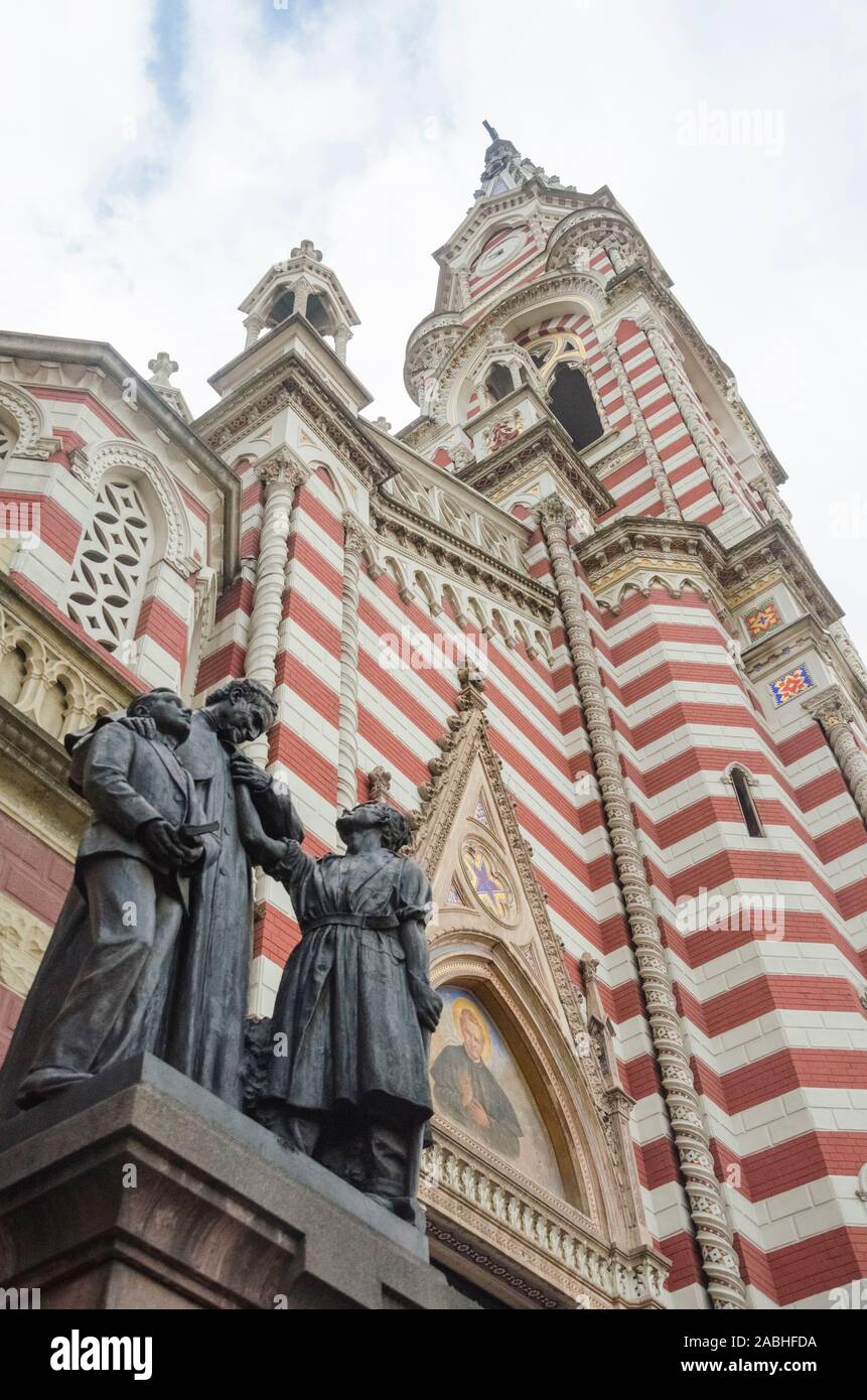 Cundinamarca Bogotá/Kolumbien - Mai 6, 2012: Vorderseite des Heiligtums Nuestra Señora del Carmen, mit einem Denkmal zu San Juan Bosco Stockfoto