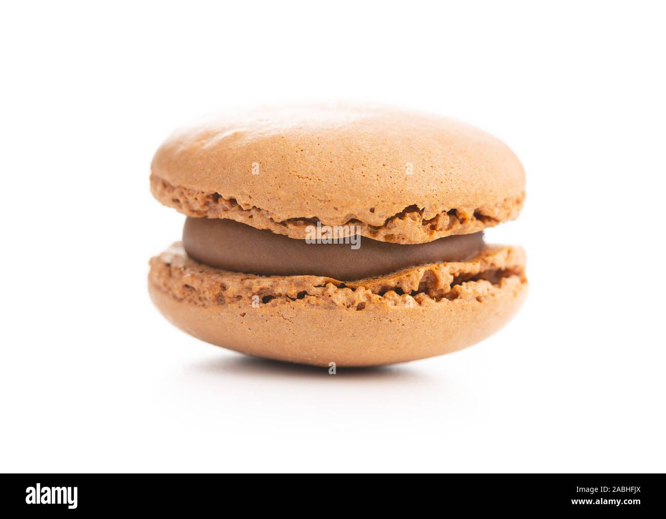 Süße Schokolade Macaron auf weißem Hintergrund. Stockfoto
