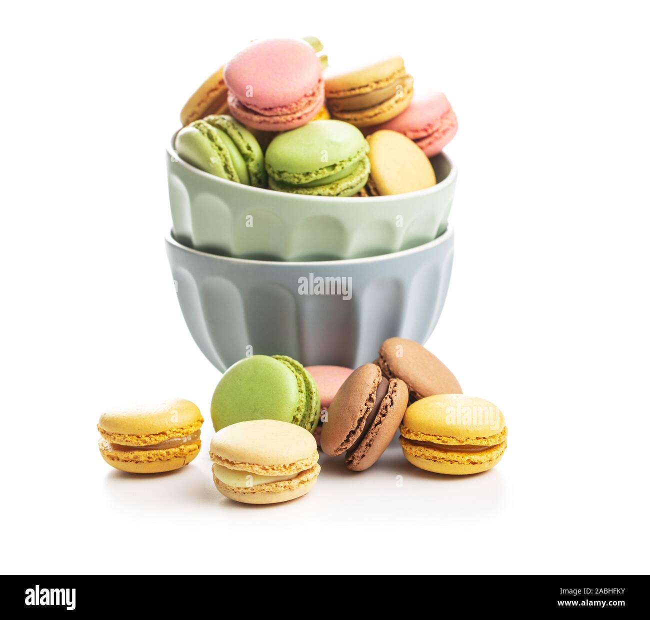 Süße bunte Macarons isoliert auf weißem Hintergrund. Stockfoto
