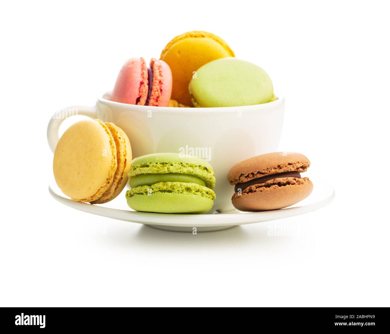 Süße bunte Macarons isoliert auf weißem Hintergrund. Stockfoto