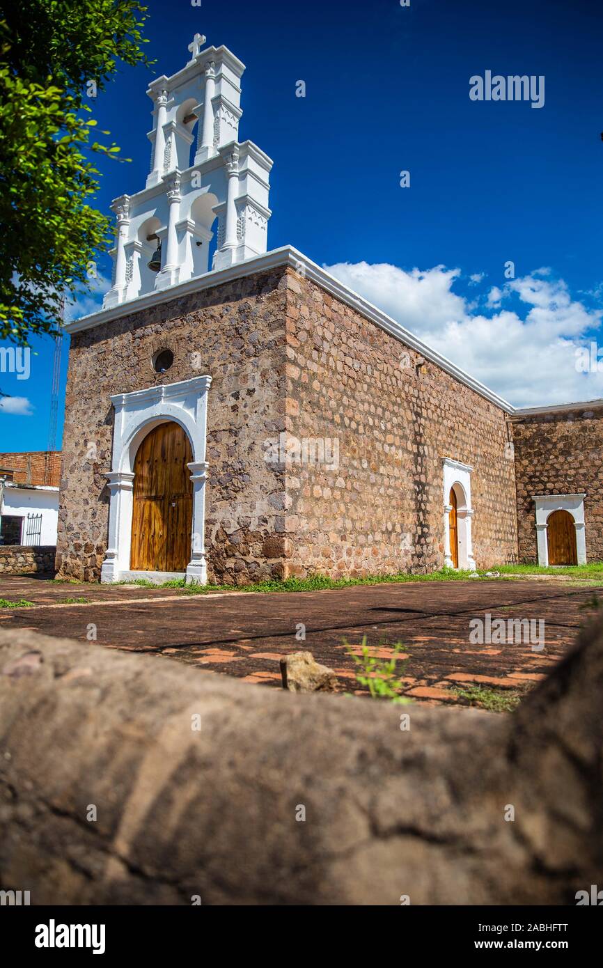 Tempel der Gottesmutter von Zapopan, oder der Zapopan Kapelle in der Stadt von Alamos, Sonora, Mexiko. Es ist ein historisches Denkmal durch das Nationale Institut für Anthropologie und Geschichte, INAH. Alamos ist eine zauberhafte Kolonialstadt. Diese mexikanische Villa wurde als Real de Los Alamos oder Los Frayles bekannt. Die Stadt Portale. Reisen, Tourismus, Architektur, Reiseziel, im Freien. © (© Foto: LuisGutierrez/NortePhoto.com) Templo de Nuestra Señora de Zapopan, o la capilla de Zapopan en la Villa de Alamos, Sonora, Mexiko. Es monumento Históricopor el Instituto Nacional de Antropología e Historia, INAH. Alamo Stockfoto