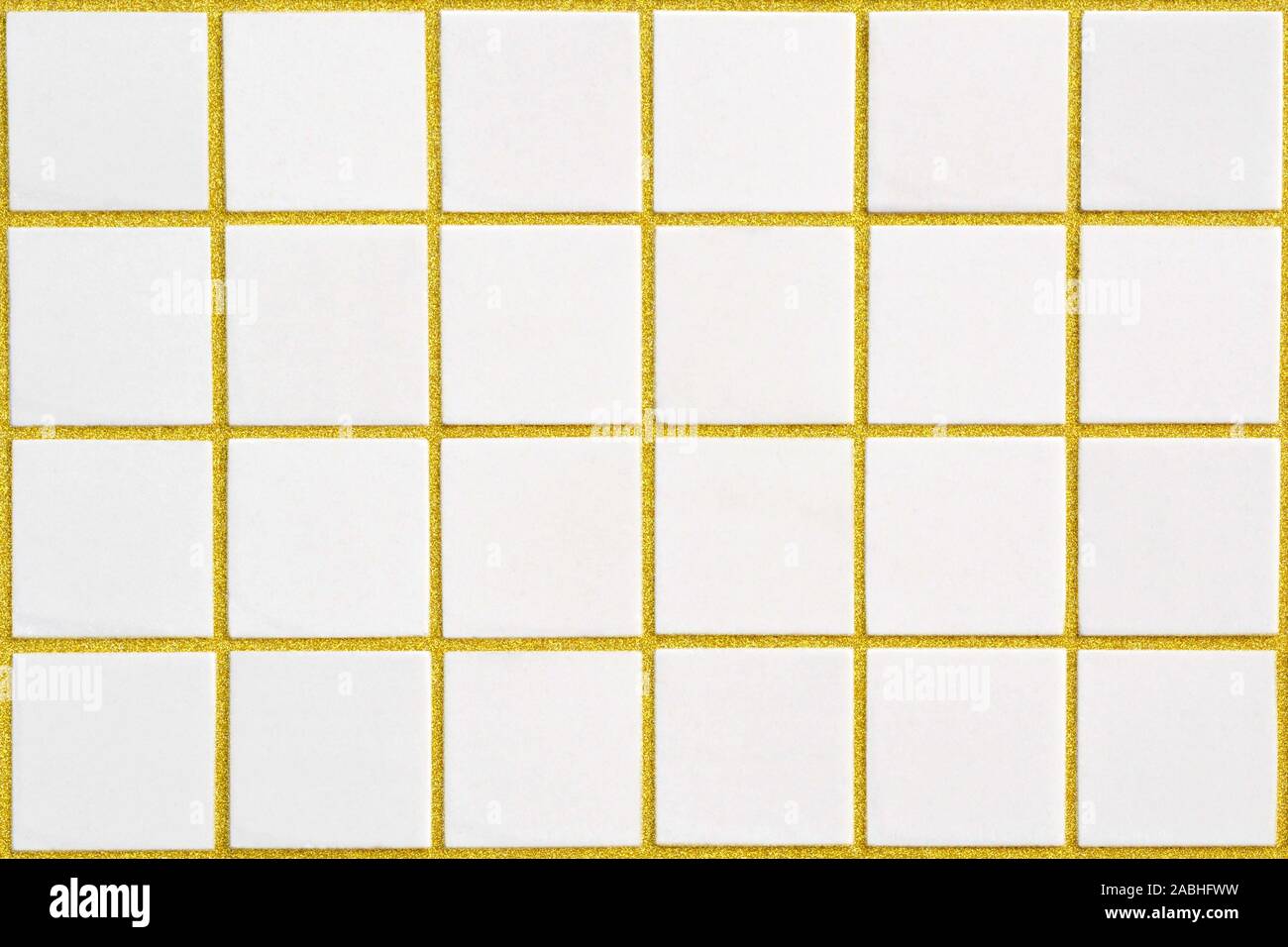 Weiße keramische Fliese mit 24 Plätzen in rechteckiger Form mit goldenen befüllen Stockfoto