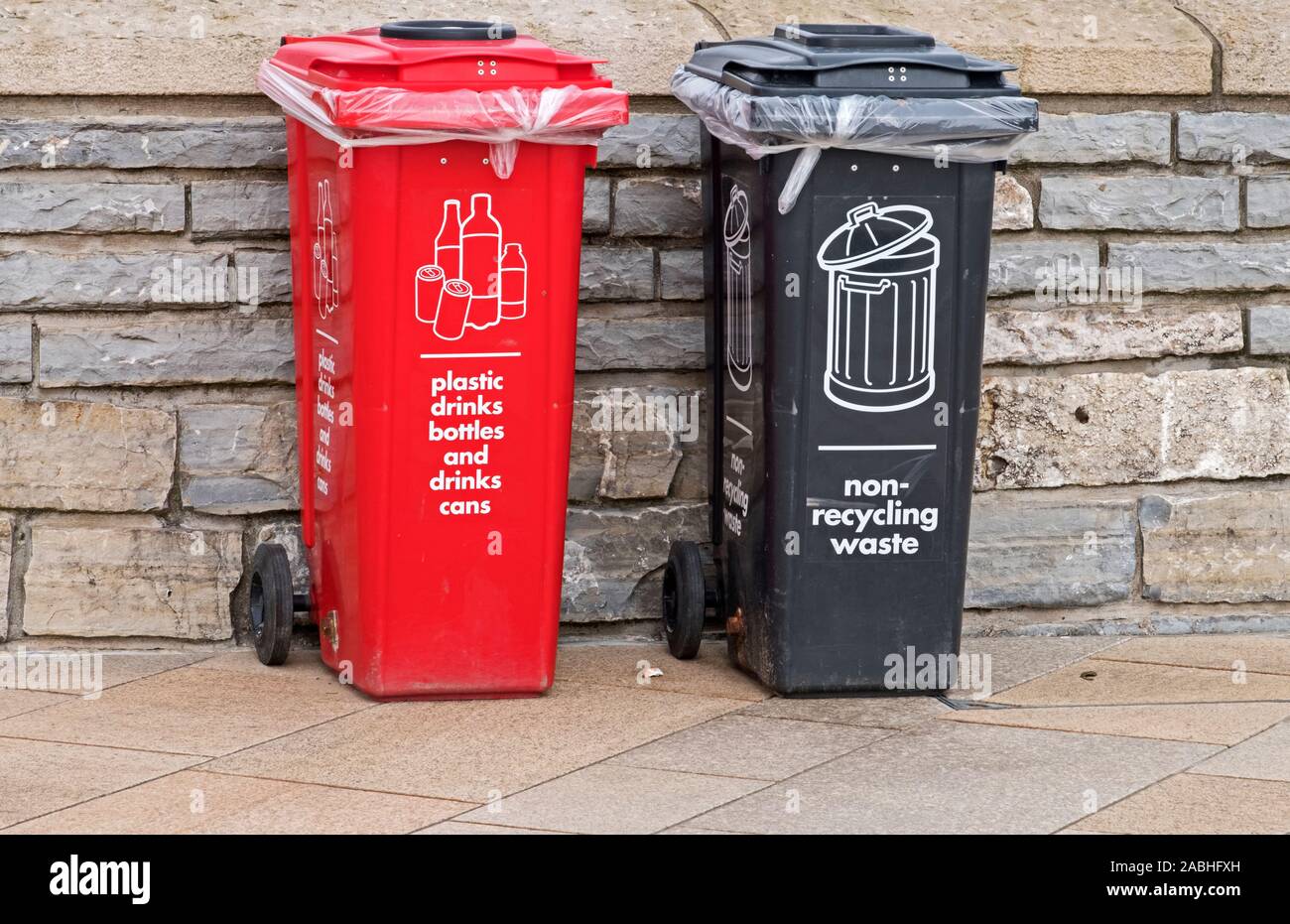 Fächer für wieder verwertbare und nicht verwertbare Abfälle in Weston-super-Mare, Großbritannien Stockfoto