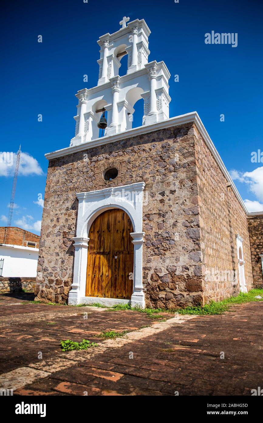 Tempel der Gottesmutter von Zapopan, oder der Zapopan Kapelle in der Stadt von Alamos, Sonora, Mexiko. Es ist ein historisches Denkmal durch das Nationale Institut für Anthropologie und Geschichte, INAH. Alamos ist eine zauberhafte Kolonialstadt. Diese mexikanische Villa wurde als Real de Los Alamos oder Los Frayles bekannt. Die Stadt Portale. Reisen, Tourismus, Architektur, Reiseziel, im Freien. © (© Foto: LuisGutierrez/NortePhoto.com) Templo de Nuestra Señora de Zapopan, o la capilla de Zapopan en la Villa de Alamos, Sonora, Mexiko. Es monumento Históricopor el Instituto Nacional de Antropología e Historia, INAH. Alamo Stockfoto