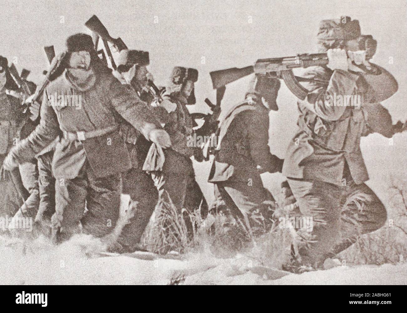 Angriff von Soldaten der Volksbefreiungsarmee Chinas auf Patrouille sowjetischer Grenzsoldaten während des chinesisch-sowjetischen Grenzkonflikts. Der chinesisch-sowjetische Grenzkonflikt war ein siebenmonatiger, nicht deklarierter militärischer Konflikt zwischen der Sowjetunion und China im Jahr 1969, nach der chinesisch-sowjetischen Spaltung. Die schwersten dieser Grenzkonflikte, die die beiden größten kommunistischen Staaten der Welt an den Rand des Krieges brachten, ereigneten sich im März 1969 in der Nähe der Insel Zhenbao (Damansky) am Ussuri (Wusuli)-Fluss in der Nähe der Mandschurei. Der Konflikt führte zu einem Waffenstillstand, mit einer Rückkehr zum Status quo. Stockfoto