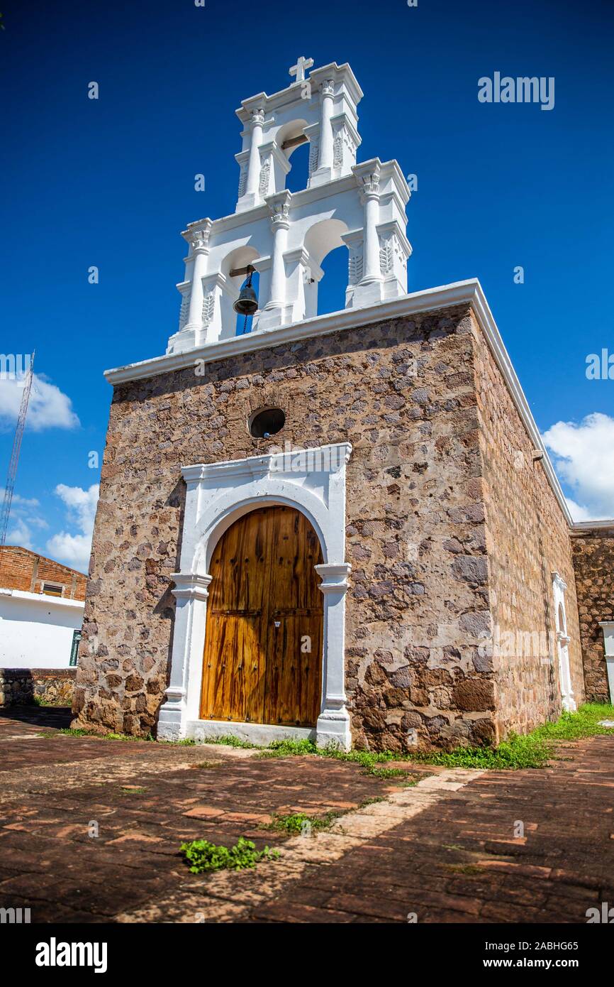 Tempel der Gottesmutter von Zapopan, oder der Zapopan Kapelle in der Stadt von Alamos, Sonora, Mexiko. Es ist ein historisches Denkmal durch das Nationale Institut für Anthropologie und Geschichte, INAH. Alamos ist eine zauberhafte Kolonialstadt. Diese mexikanische Villa wurde als Real de Los Alamos oder Los Frayles bekannt. Die Stadt Portale. Reisen, Tourismus, Architektur, Reiseziel, im Freien. © (© Foto: LuisGutierrez/NortePhoto.com) Templo de Nuestra Señora de Zapopan, o la capilla de Zapopan en la Villa de Alamos, Sonora, Mexiko. Es monumento Históricopor el Instituto Nacional de Antropología e Historia, INAH. Alamo Stockfoto