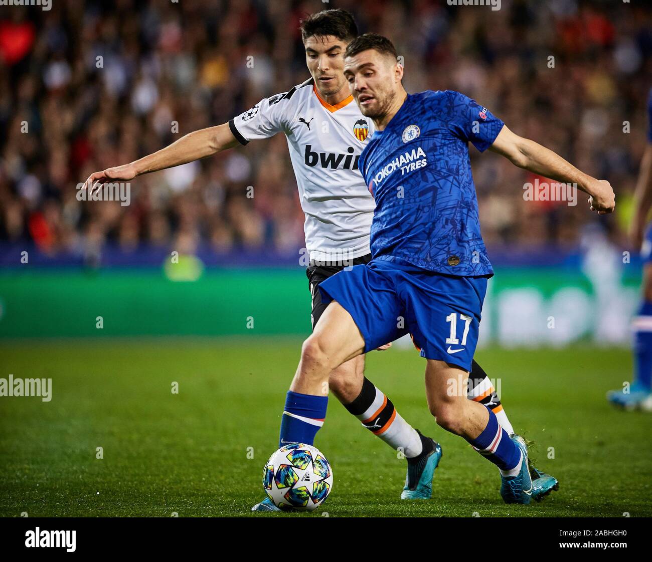 Mestalla, Valencia, Spanien. 27 Nov, 2019. UEFA Champions League Fußball -, Valencia gegen Chelsea; Mateo Kovacic von Chelsea ist von Carlos Soler Valencia CF-redaktionelle Verwendung Credit: Aktion plus Sport/Alamy Leben Nachrichten herausgefordert Stockfoto