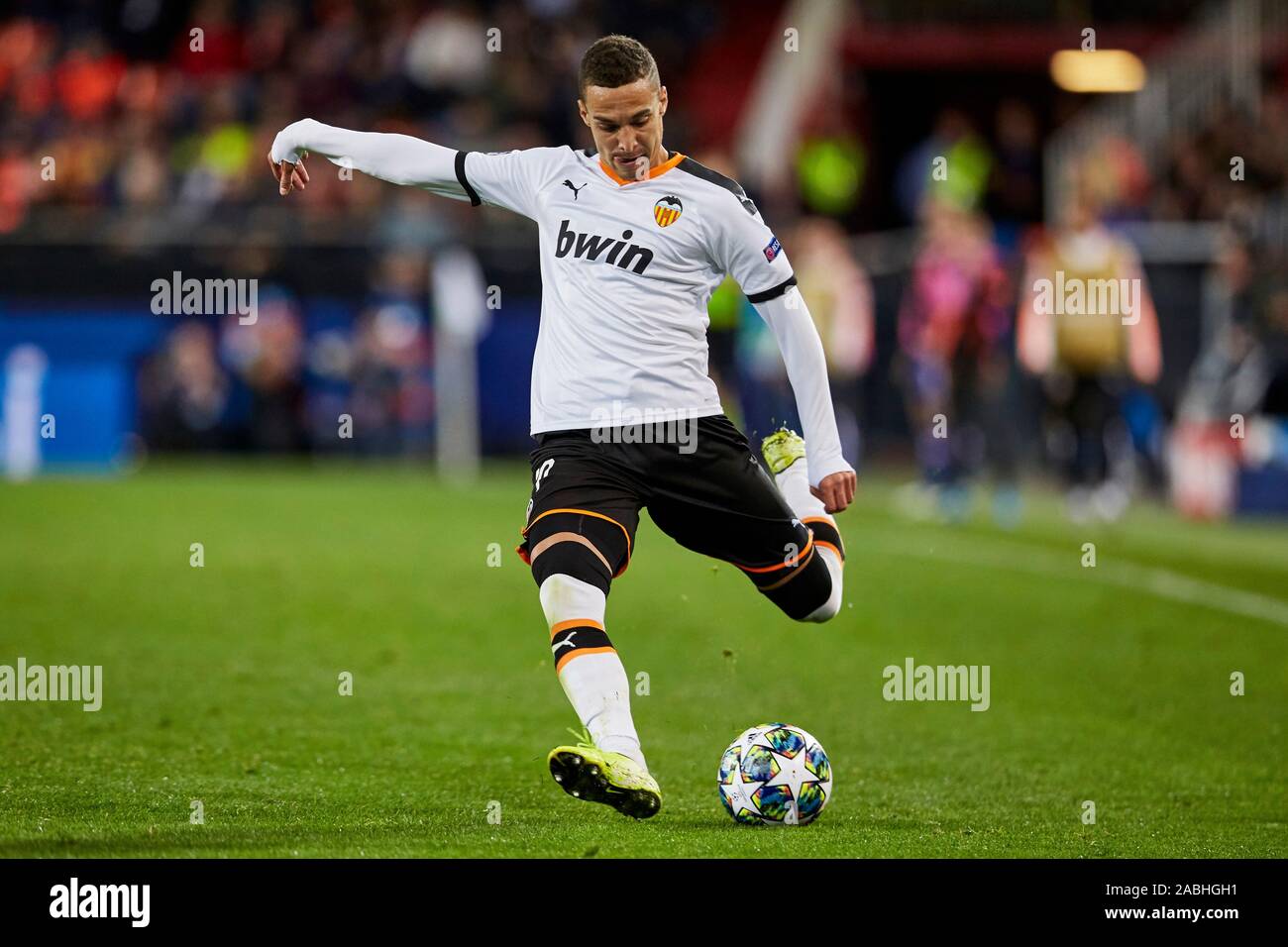 Mestalla, Valencia, Spanien. 27 Nov, 2019. UEFA Champions League Fußball -, Valencia gegen Chelsea; Rodrigo Moreno von Valencia CF-Zentren der Kugel - Redaktionelle Verwendung Credit: Aktion plus Sport/Alamy leben Nachrichten Stockfoto