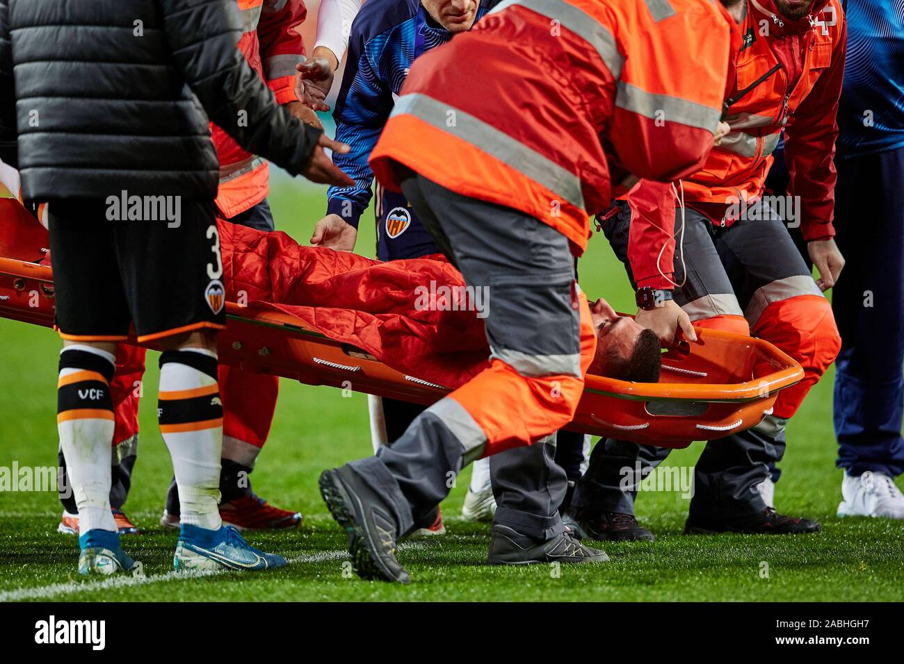 Mestalla, Valencia, Spanien. 27 Nov, 2019. UEFA Champions League Fußball -, Valencia gegen Chelsea; Jose Gaya von Valencia CF wird durch das medizinische Team nach Beendigung des Spiels mit Problemen - Redaktionelle Verwendung Credit: Aktion plus Sport/Alamy leben Nachrichten Stockfoto