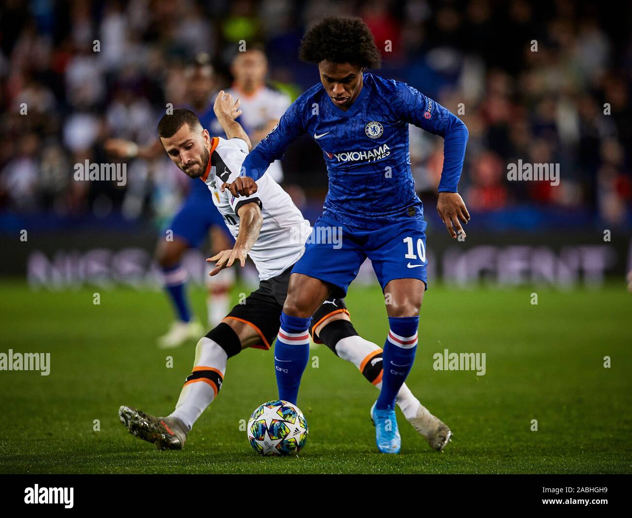 Mestalla, Valencia, Spanien. 27 Nov, 2019. UEFA Champions League Fußball -, Valencia gegen Chelsea; William von Chelsea ist von Jose Gaya von Valencia CF-redaktionelle Verwendung Credit: Aktion plus Sport/Alamy Leben Nachrichten herausgefordert Stockfoto
