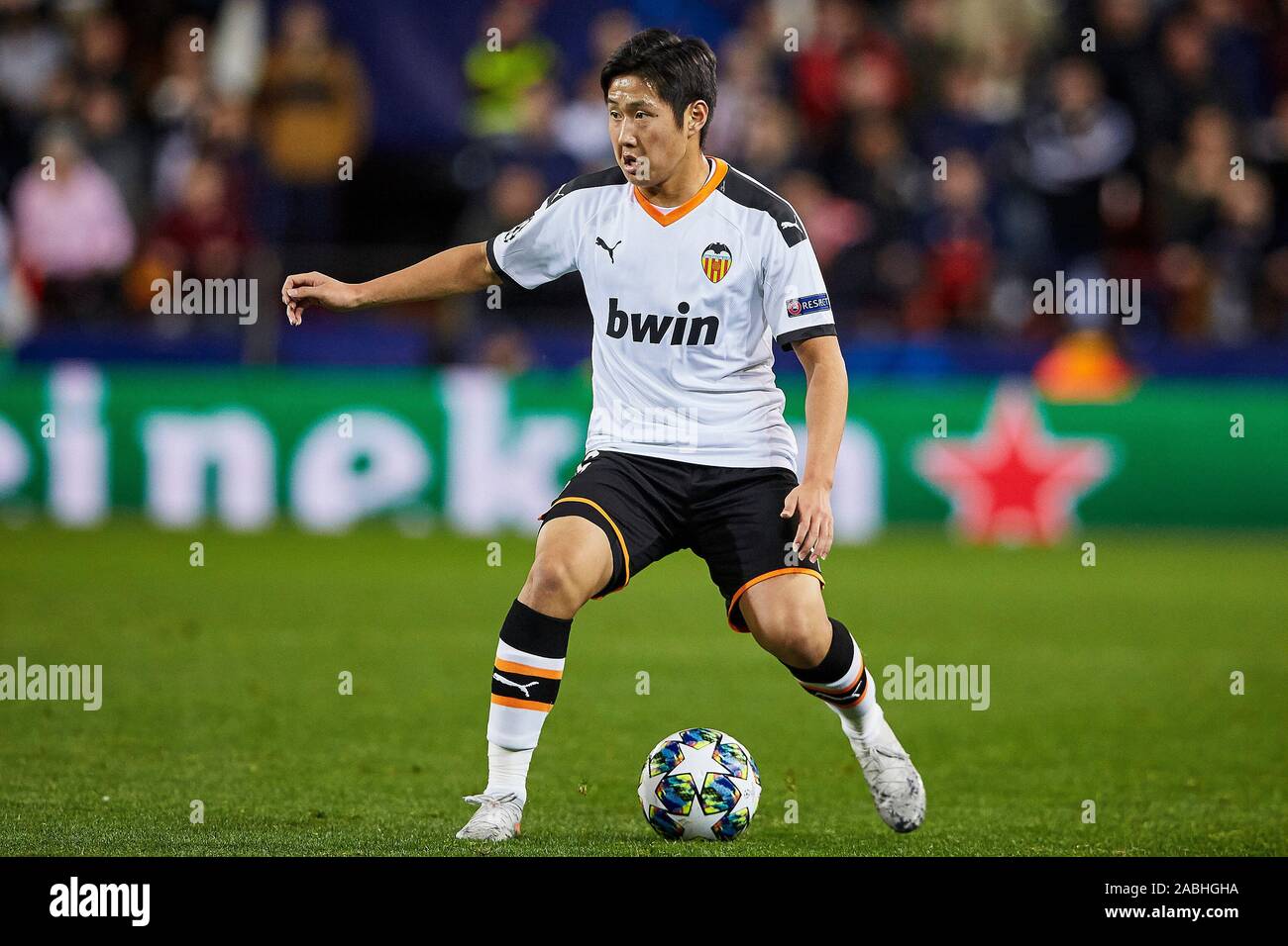 Mestalla, Valencia, Spanien. 27 Nov, 2019. UEFA Champions League Fußball -, Valencia gegen Chelsea; Kangin Lee bringt den Ball nach vorne - Redaktionelle Verwendung Credit: Aktion plus Sport/Alamy leben Nachrichten Stockfoto