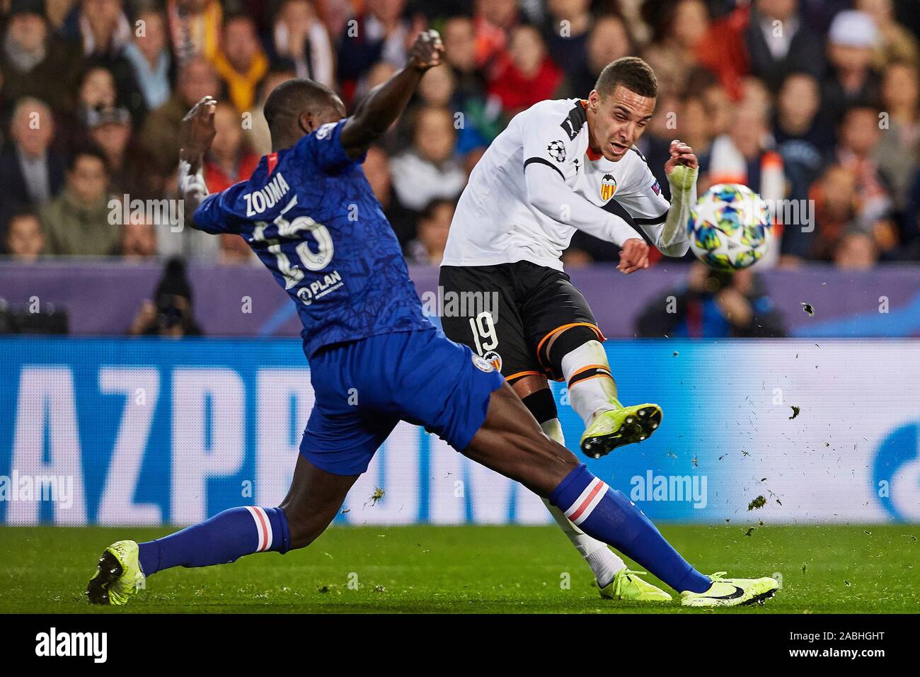 Mestalla, Valencia, Spanien. 27 Nov, 2019. UEFA Champions League Fußball -, Valencia gegen Chelsea; Rodrigo Moreno von Valencia CF schießt Vergangenheit Kurt Zouma von Chelsea - Redaktionelle Verwendung Credit: Aktion plus Sport/Alamy leben Nachrichten Stockfoto
