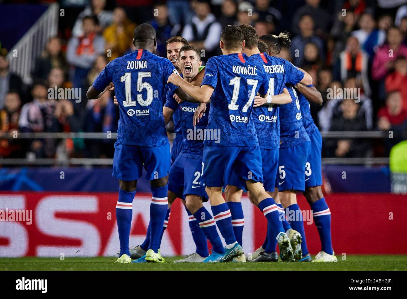 Mestalla, Valencia, Spanien. 27 Nov, 2019. UEFA Champions League Fußball -, Valencia gegen Chelsea; Christliche Pulisic von Chelsea feiert mit seinen Teamkollegen nach dem Scoring in Minute 53' das zweite Ziel für seine Mannschaft (1-2) - Redaktionelle Verwendung Credit: Aktion plus Sport/Alamy leben Nachrichten Stockfoto