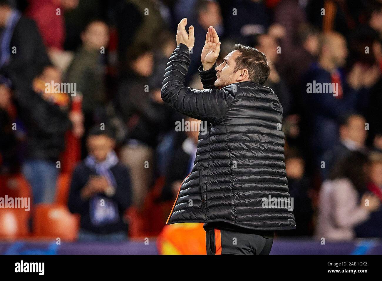 Mestalla, Valencia, Spanien. 27 Nov, 2019. UEFA Champions League Fußball -, Valencia gegen Chelsea, Chelsea Frank Lampard begrüßt seine Anhänger - Redaktionelle Verwendung Credit: Aktion plus Sport/Alamy leben Nachrichten Stockfoto