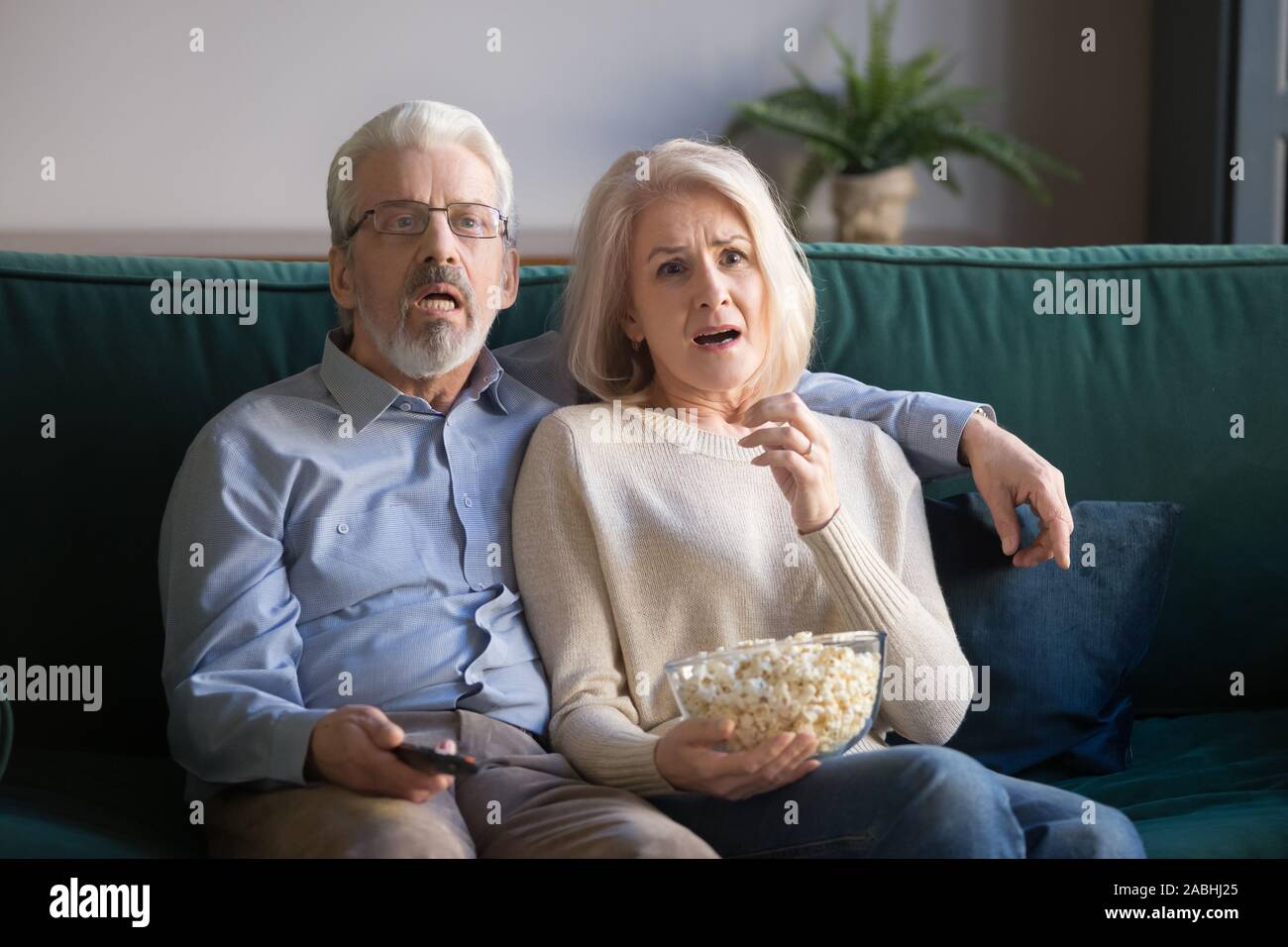 Reifes Paar sitzt auf der Couch ansehen Drama Film Stockfoto