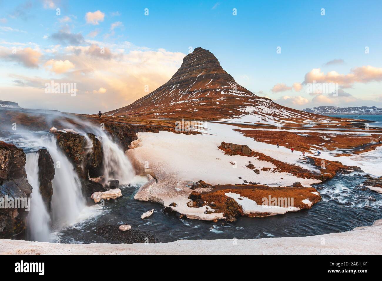 Berühmte Gebirge mit Wasserfällen in Island, windiges Wetter, kirkjufell, Winter in Island, Eis und Schnee, Reflexionen, gelben Gras, Natur, ic Stockfoto