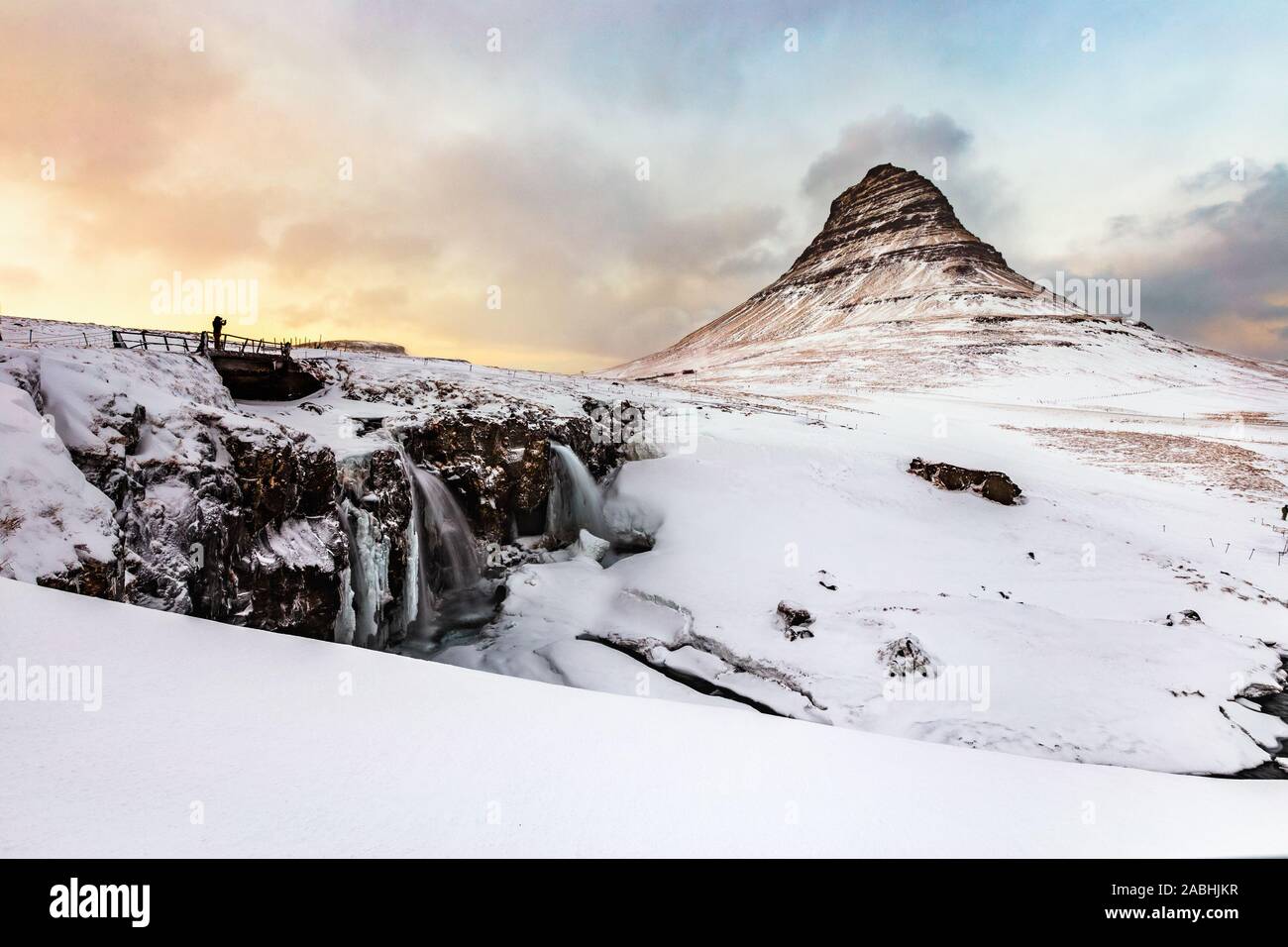 Berühmte Gebirge mit Wasserfällen in Island, windiges Wetter, kirkjufell, Winter in Island, Eis und Schnee, Reflexionen, gelben Gras, Natur, ic Stockfoto