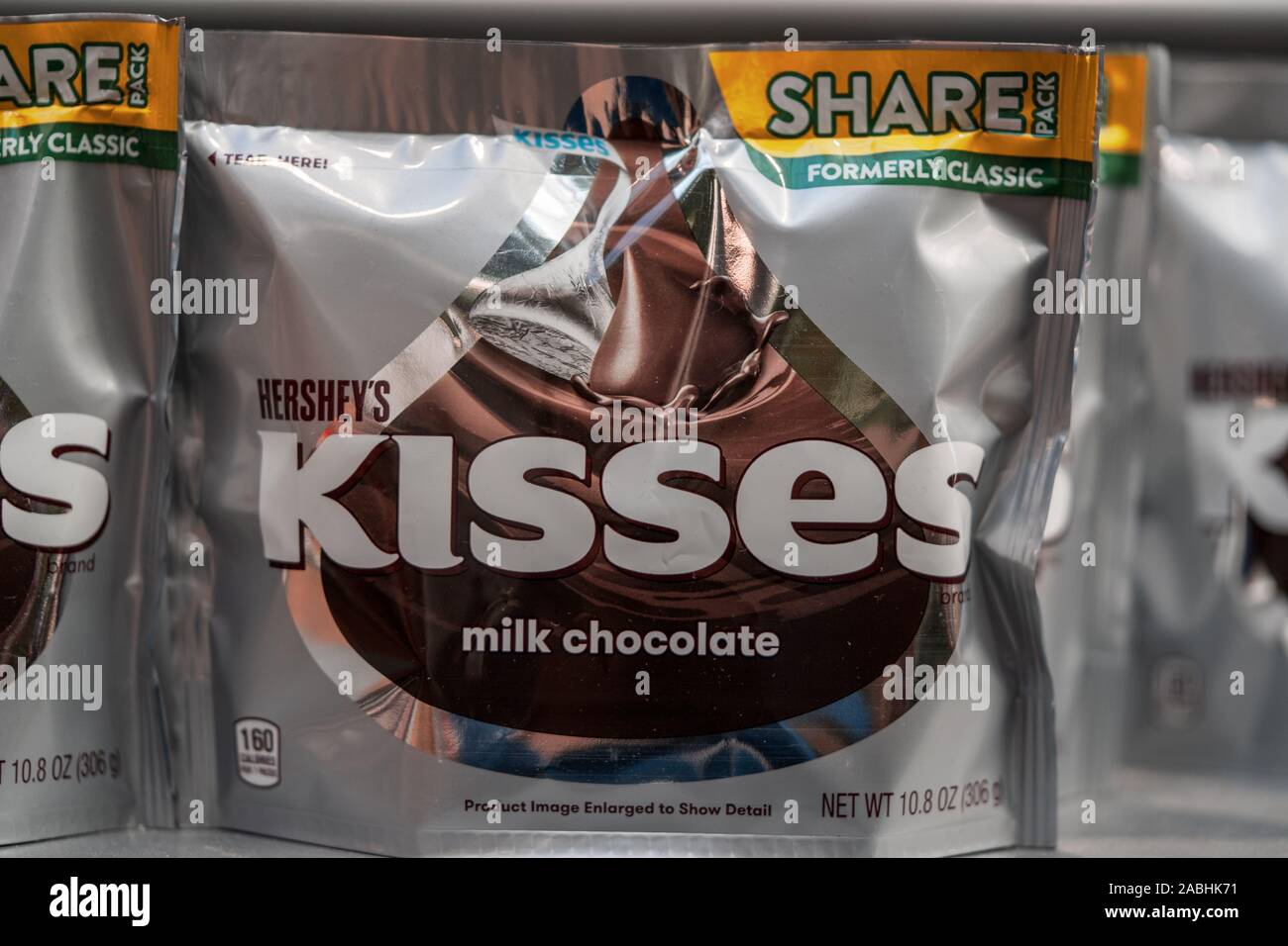 Hershey, PA/USA - November 26, 2019: Iconic Milchschokolade Küsse auf Display und zum Verkauf in Schokolade weltweit. Stockfoto