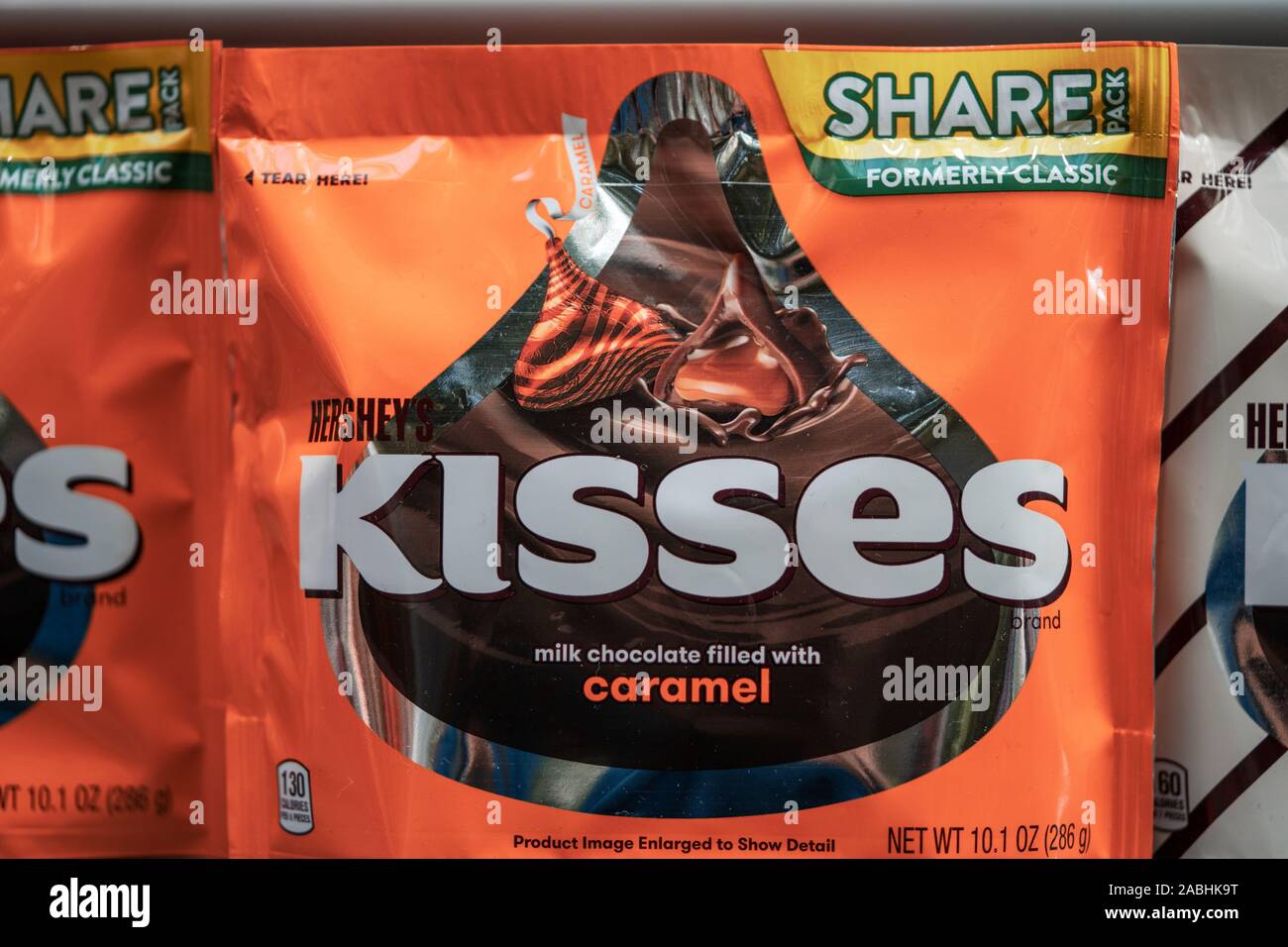 Hershey, PA/USA - November 26, 2019: Milchschokolade mit Karamel Küsse auf Display und zum Verkauf in Hershey's Chocolate World. Stockfoto