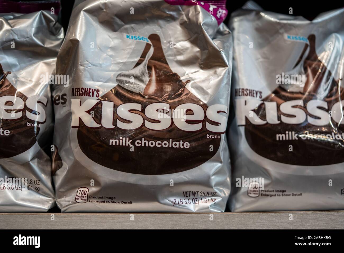 Hershey, PA/USA - November 26, 2019: Iconic Milchschokolade Küsse auf Display und zum Verkauf in Schokolade weltweit. Stockfoto