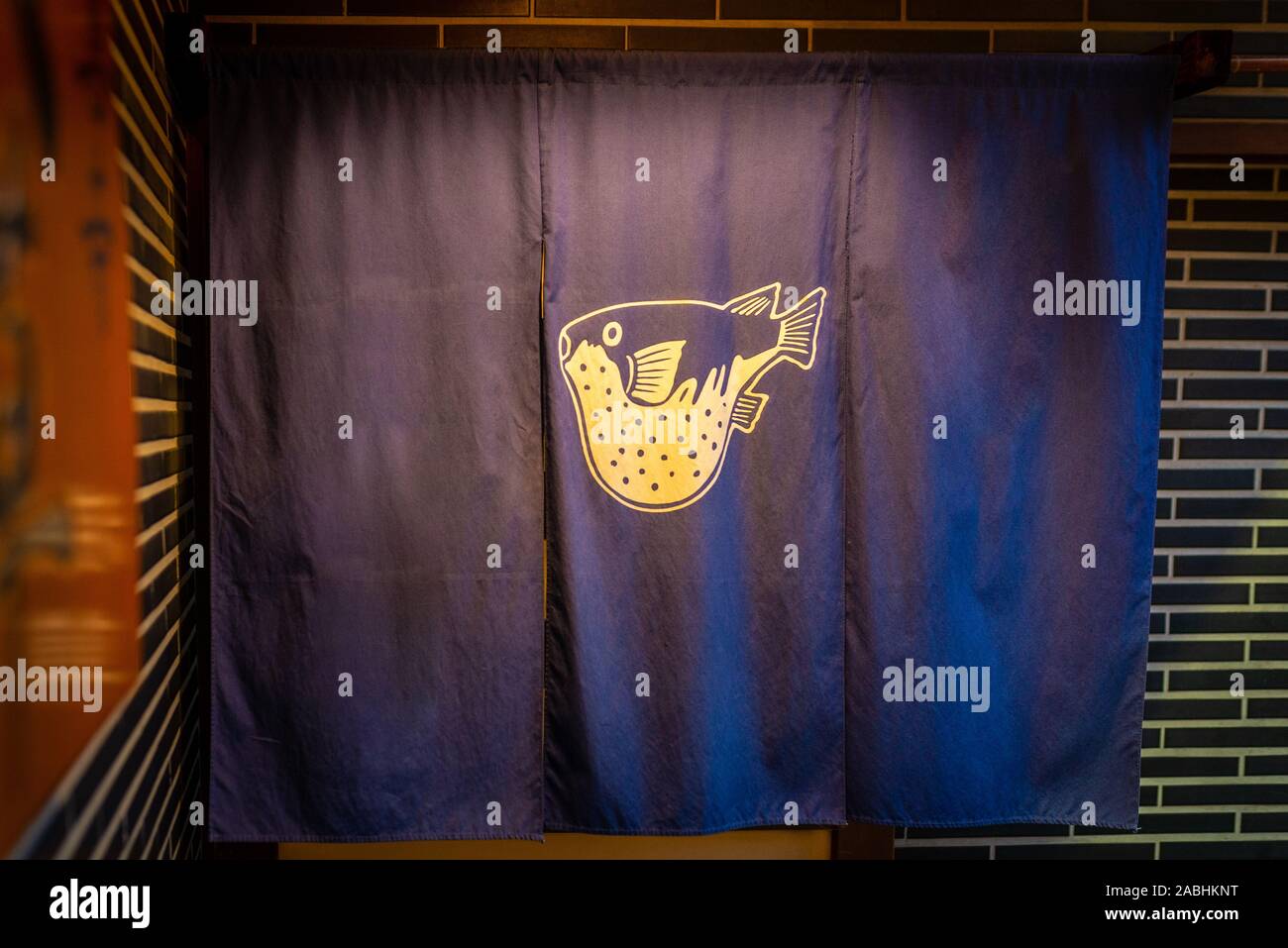 Osaka, Japan - 21. März 2017: Zeichnung Blowfish auf einem blauen Vorhang, abends mit künstlichem Licht am Eingang von einem Restaurant in Osaka genommen Stockfoto