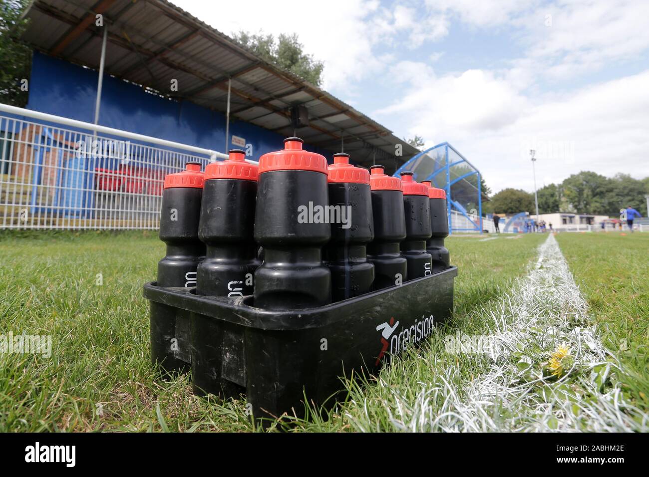 Wasserflaschen während Redbridge vs Saffron Walden, Essex Senior League Fußball bei Oakside Stadion am 7. September 2019 Stockfoto