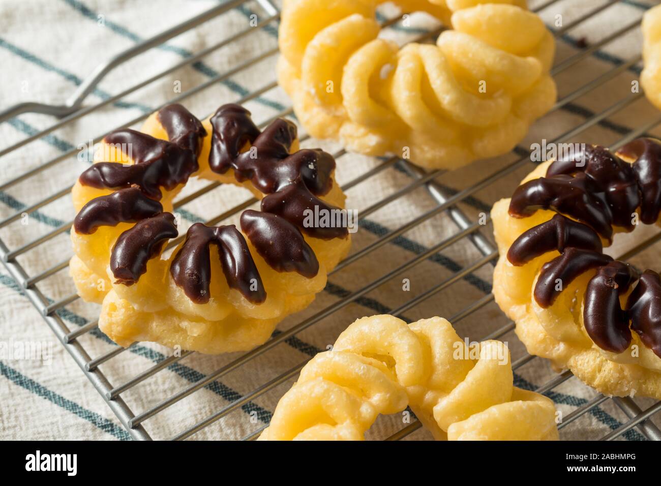 Hausgemachten Süßen französischen Cruller Donuts bereit zu Essen Stockfoto