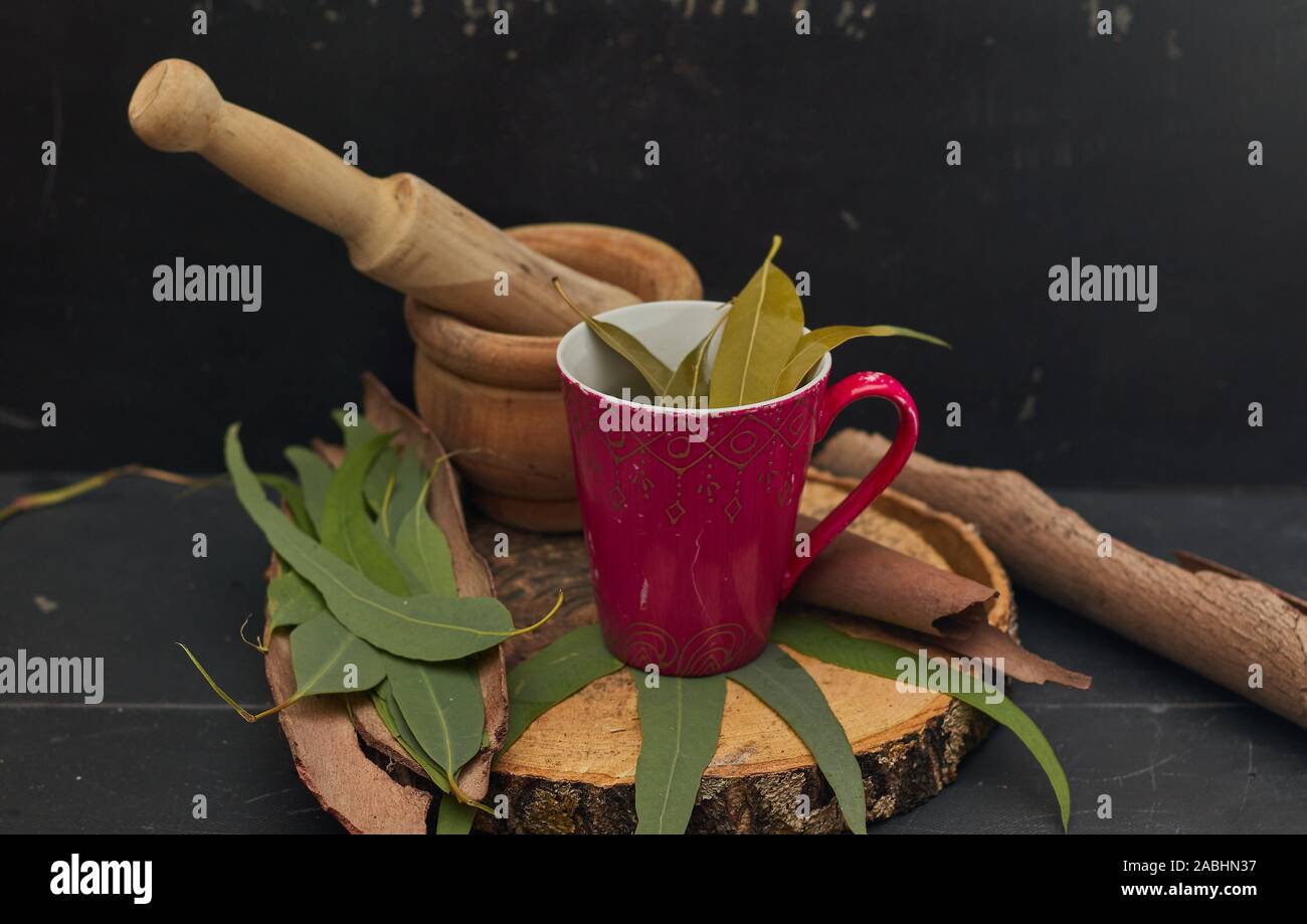 Eukalyptus Medizin Kaffee über Holz Stockfoto