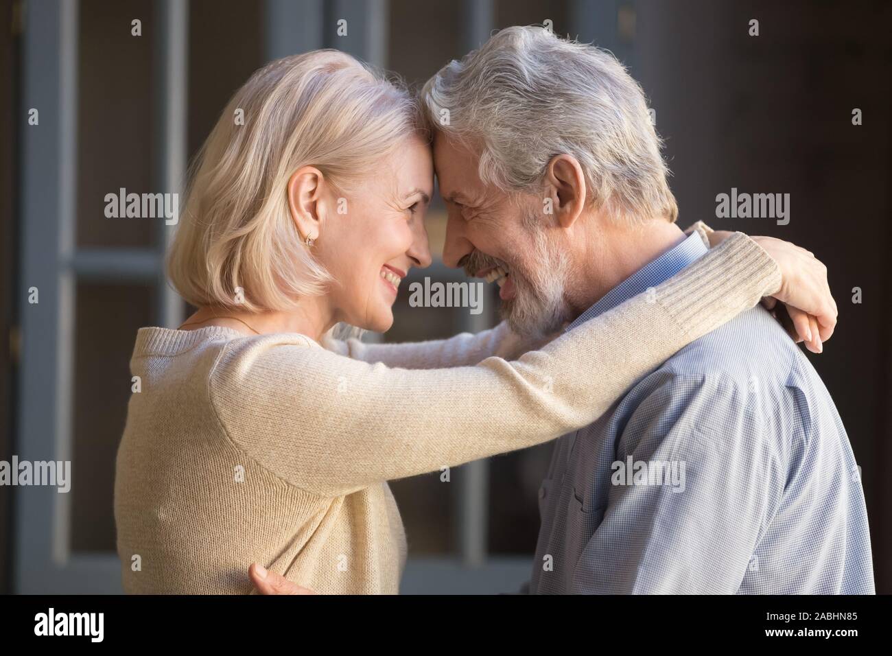 Ältere fröhliches paar Blicke mit Liebe Stockfoto